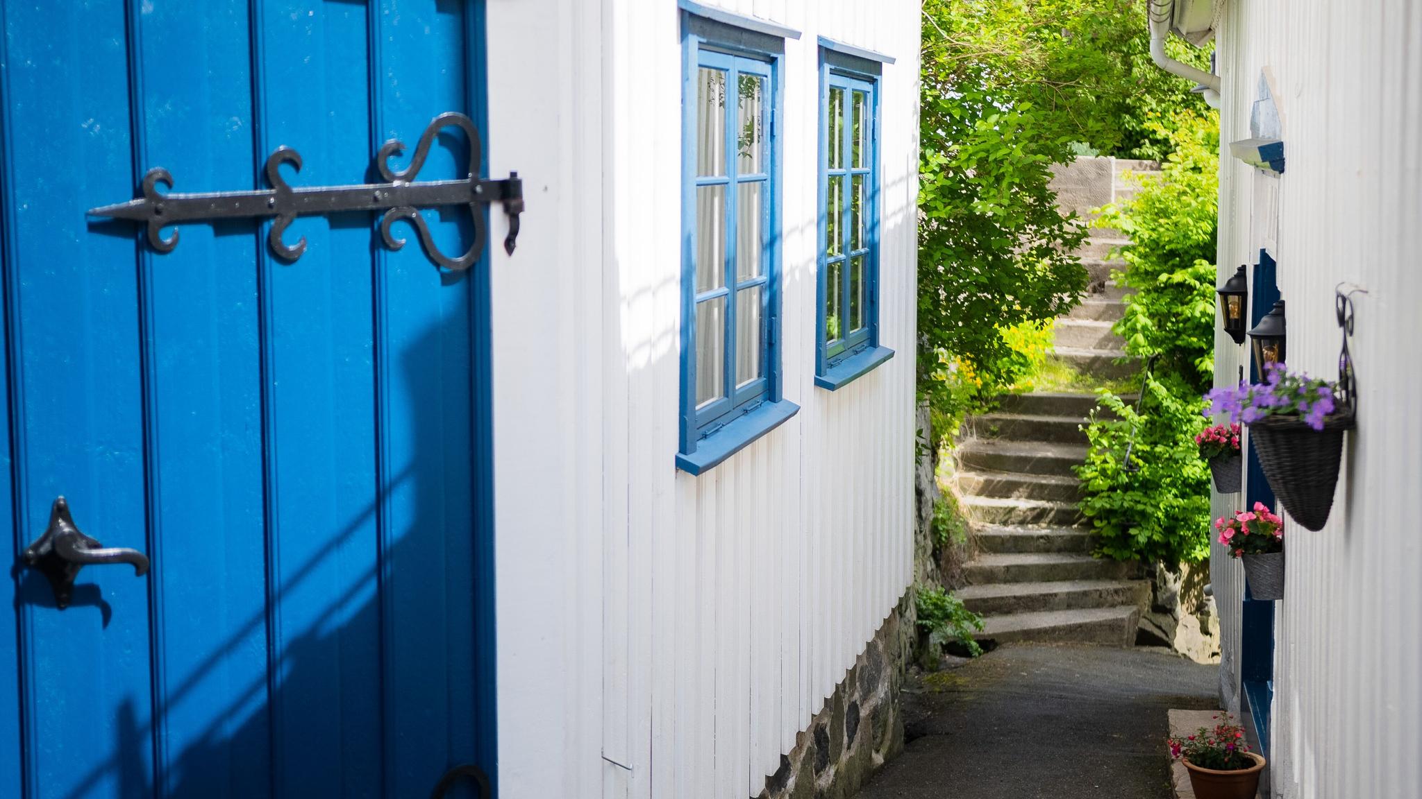 A white house with a blue door in Kragerø - Eastern Norway