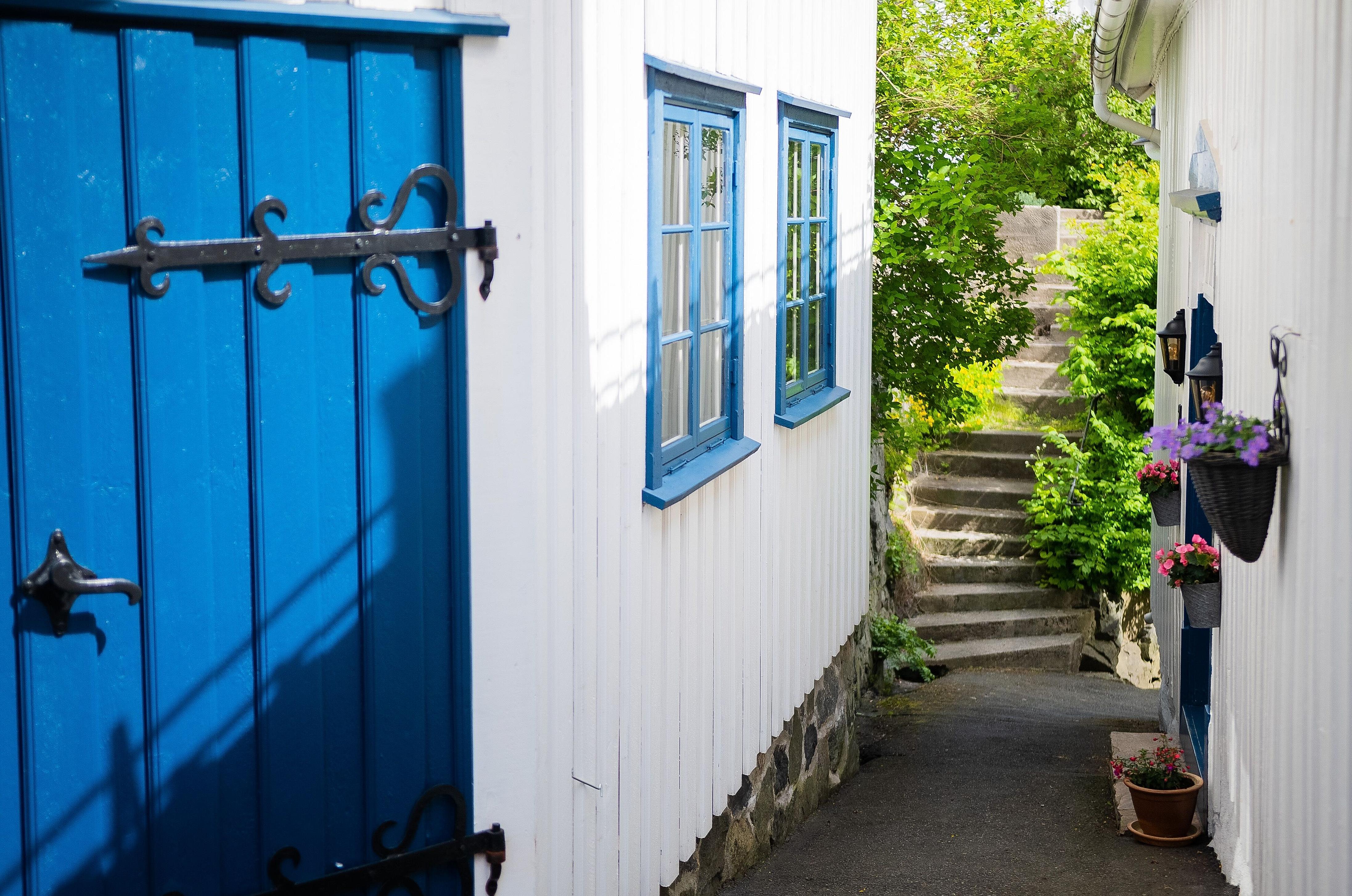 A white house with a blue door in Kragerø - Eastern Norway