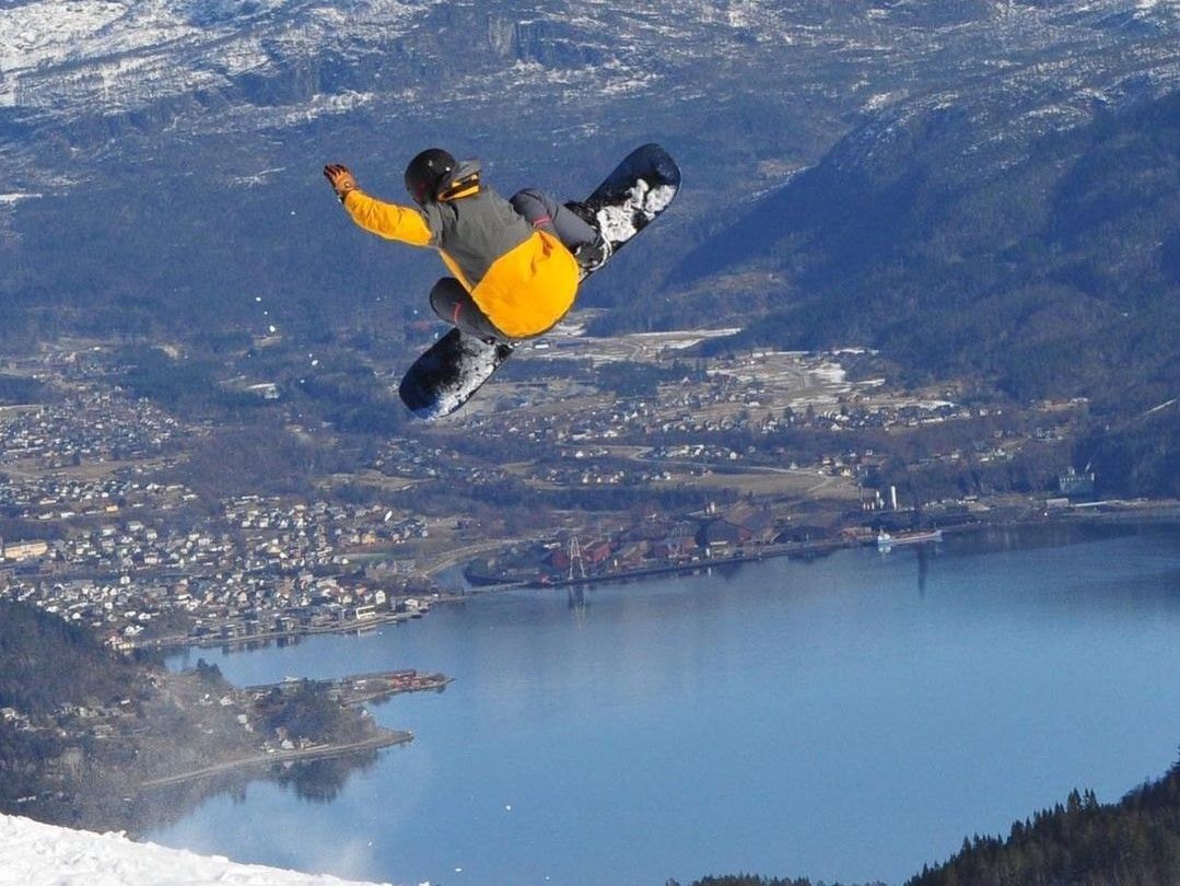 A boy doing a jump on a snowboard in Sauda