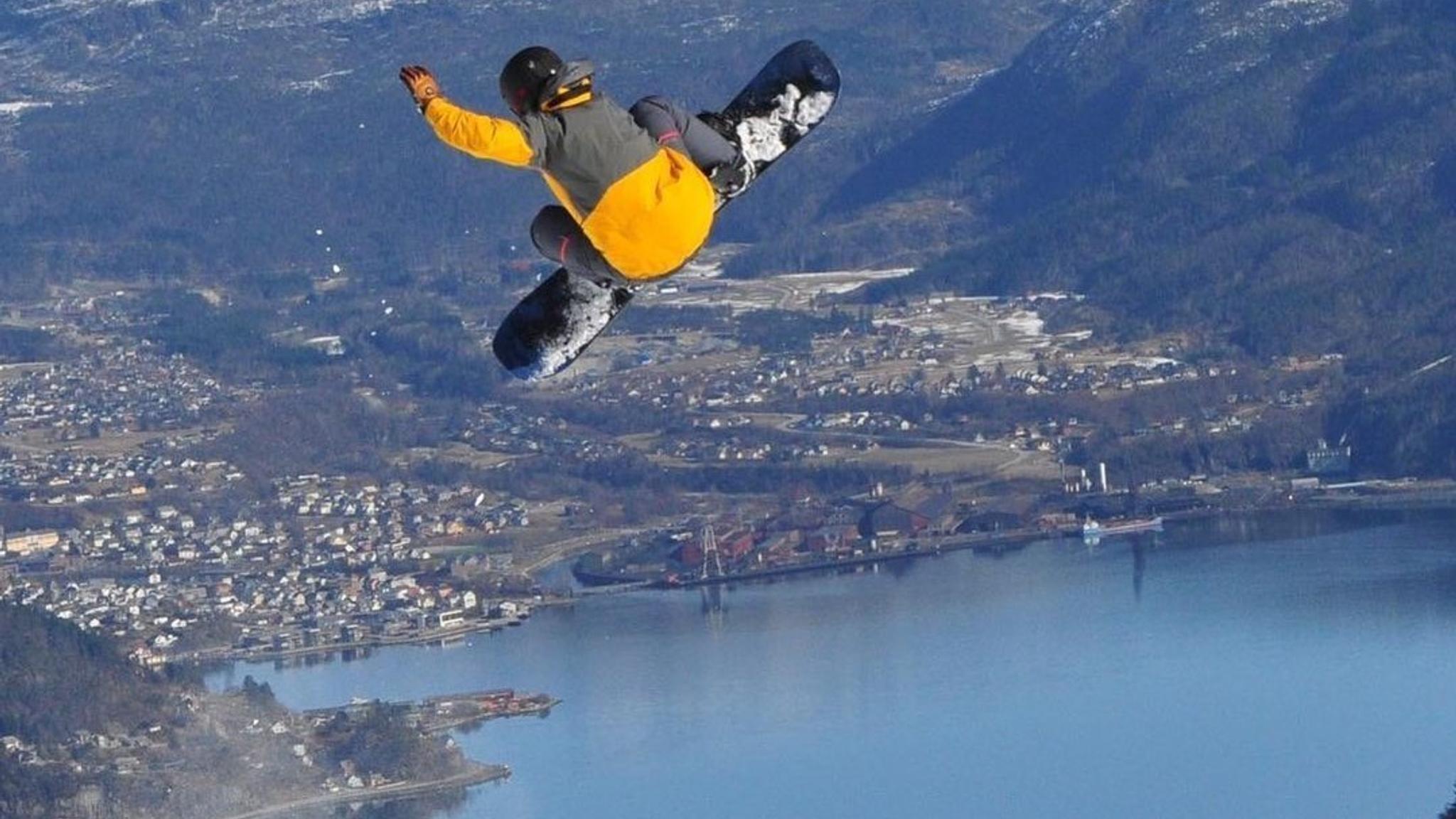 A boy doing a jump on a snowboard in Sauda