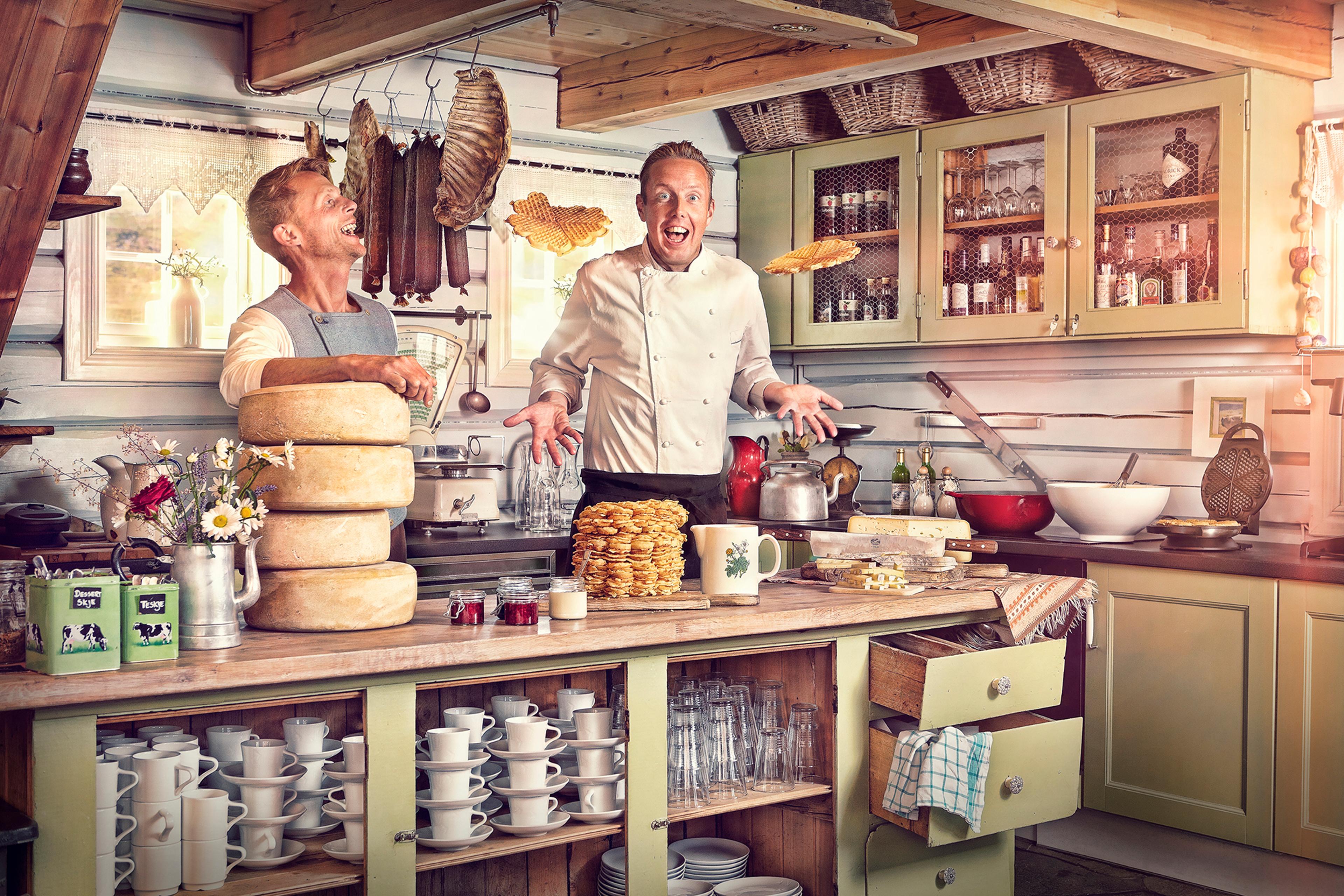 To mænd i køkkenet på Brimi Sæter i Jotunheimen, Norge