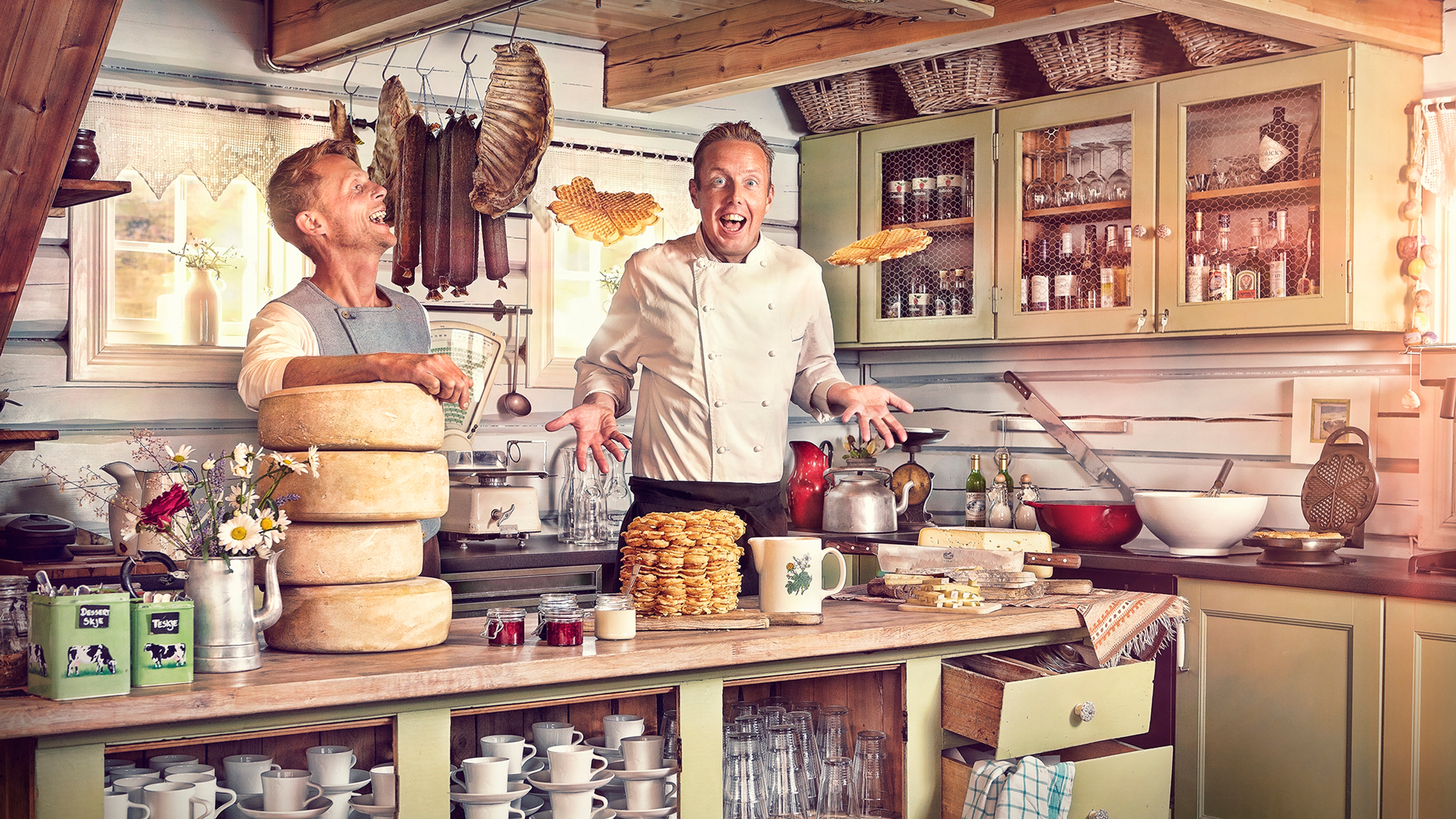 Zwei Männer in der Küche des Bauernhofes Brimi Sæter in Jotunheimen, Ostnorwegen