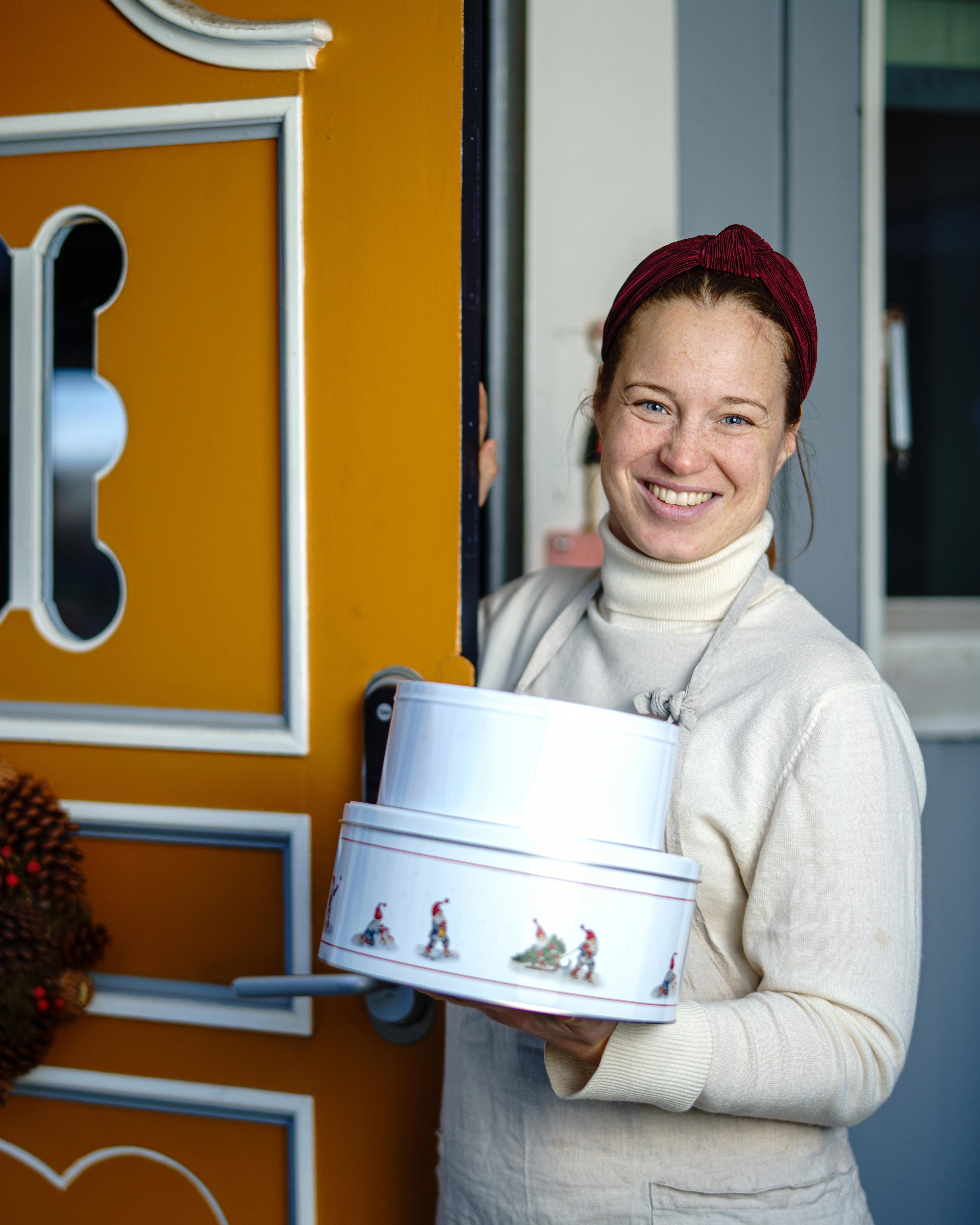 Baker and author Frida Anker Kulmus carrying jars of cookies