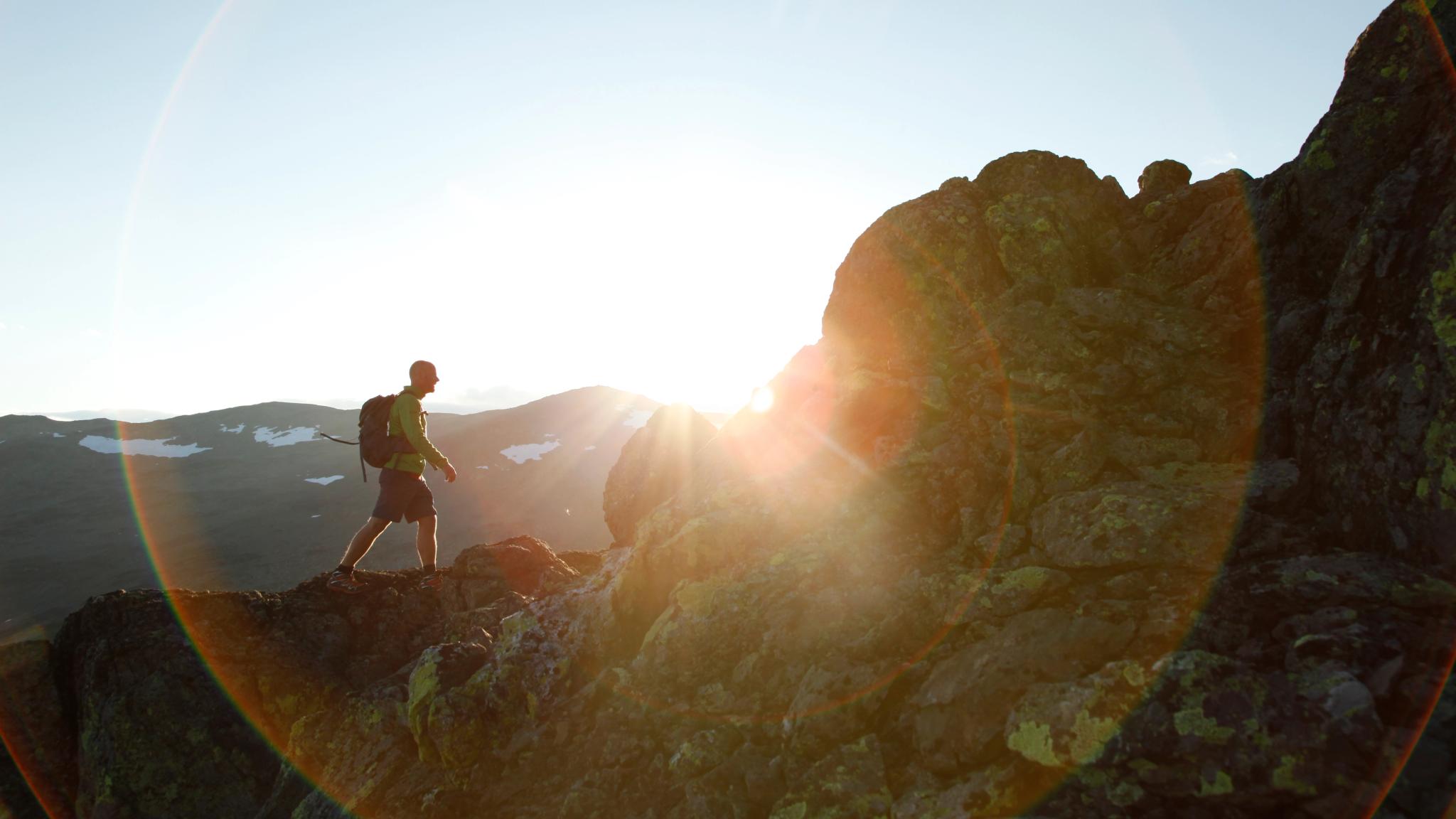 En person går på tur i fjellene i Hemsedal på Østlandet