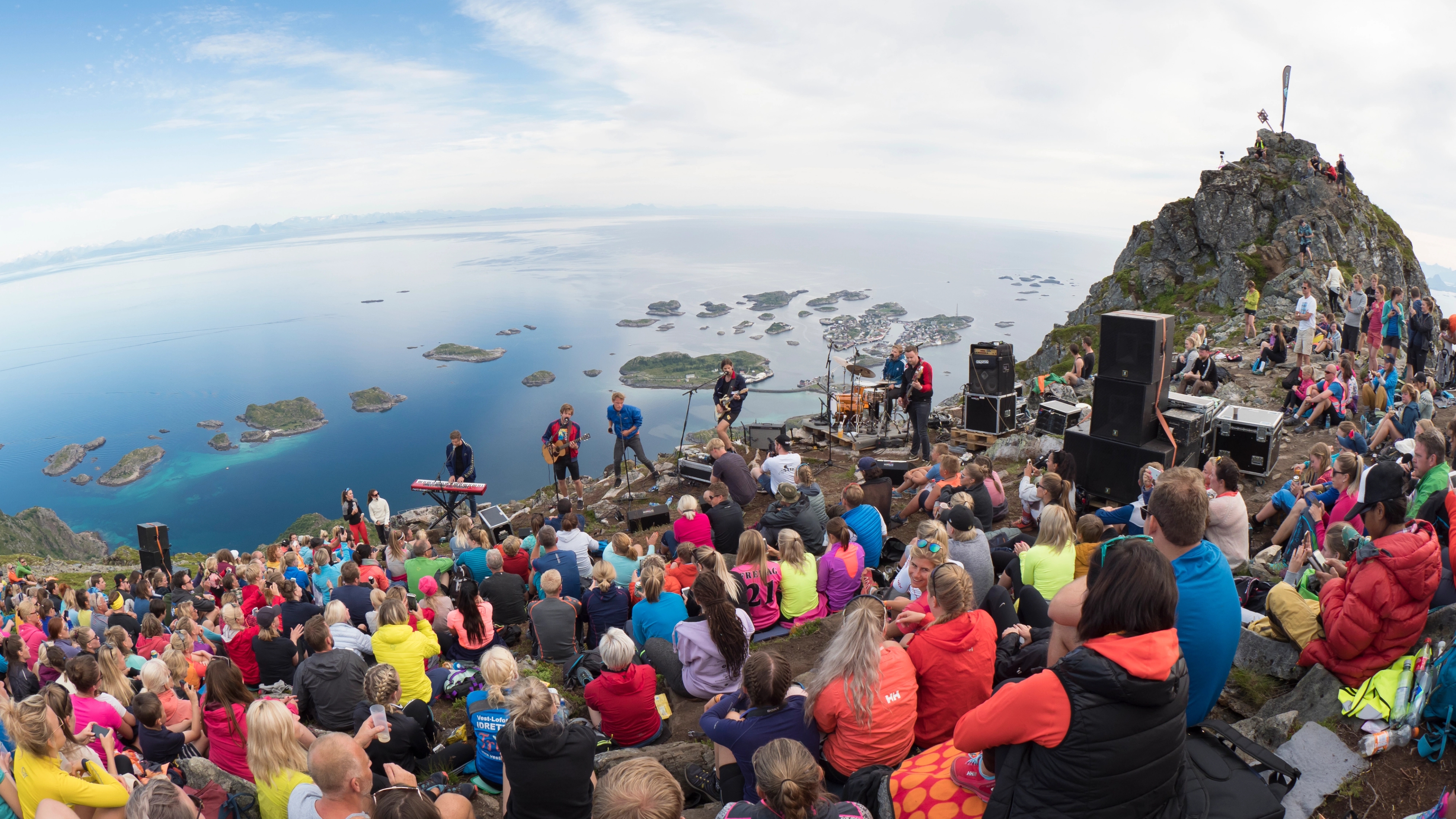 Utendørskonsert på Festvågtinden i Lofoten