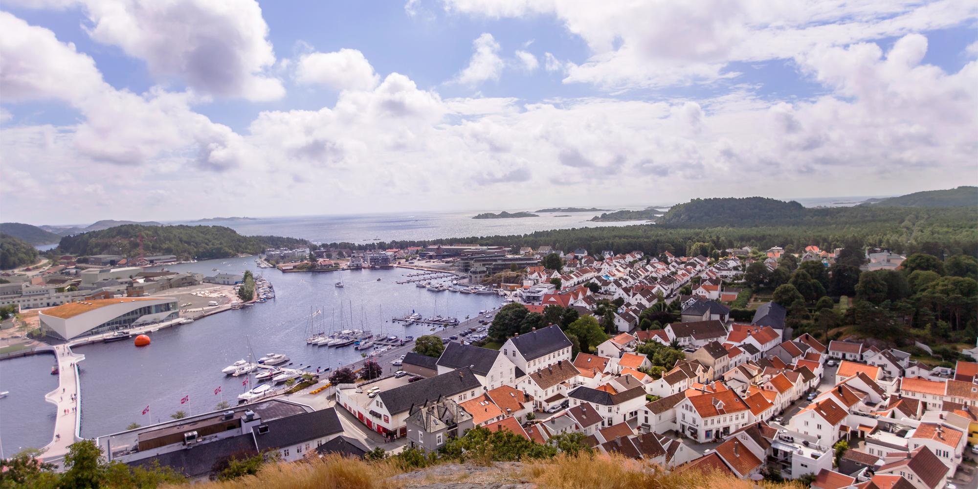 Weiß gestrichene Häuser in Mandal in der Region Lindesnes, Südnorwegen