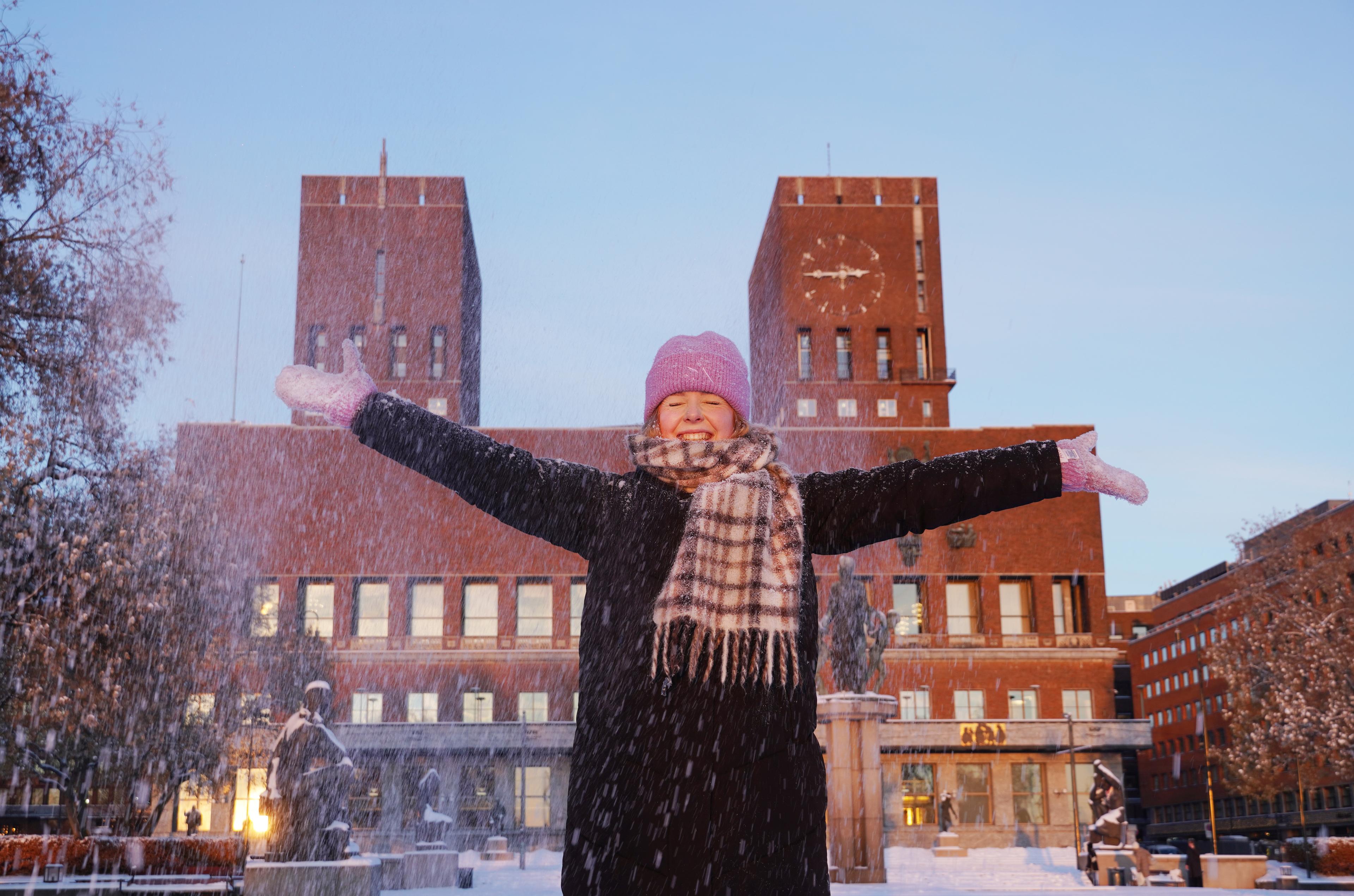A girl in front of Rådhuset in Oslo