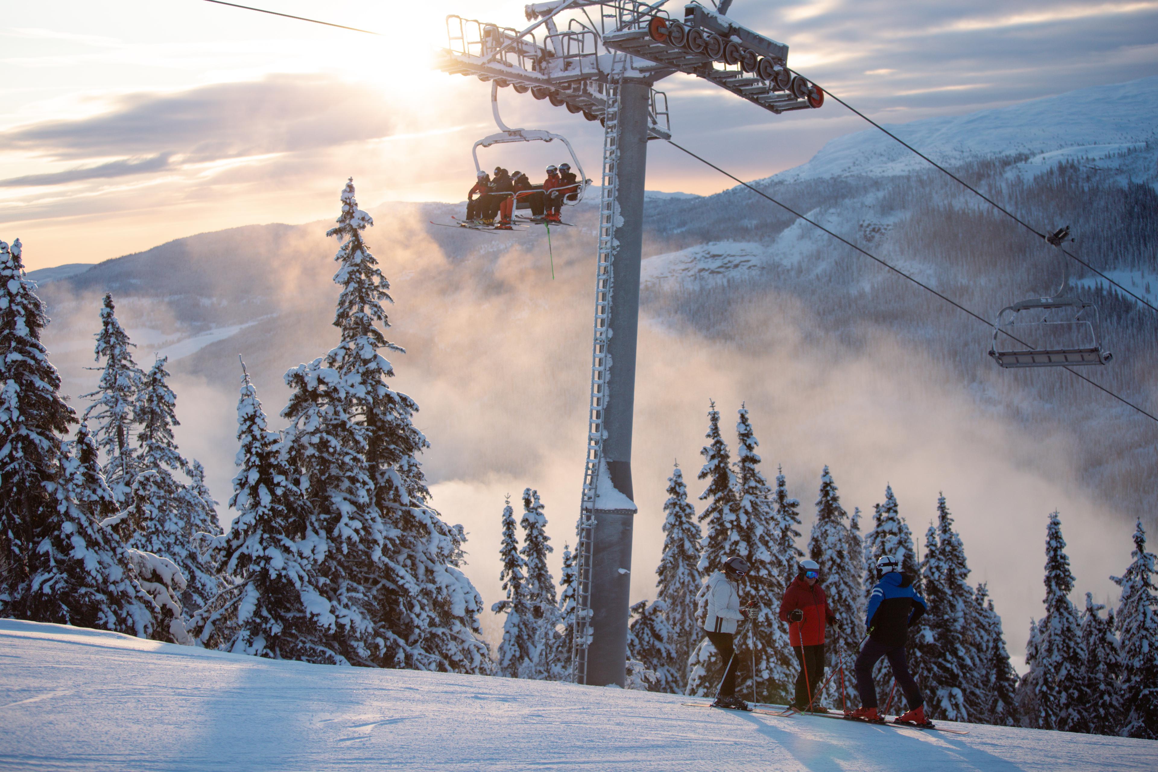 People on a piste at Kvitfjell and people in a ski lift