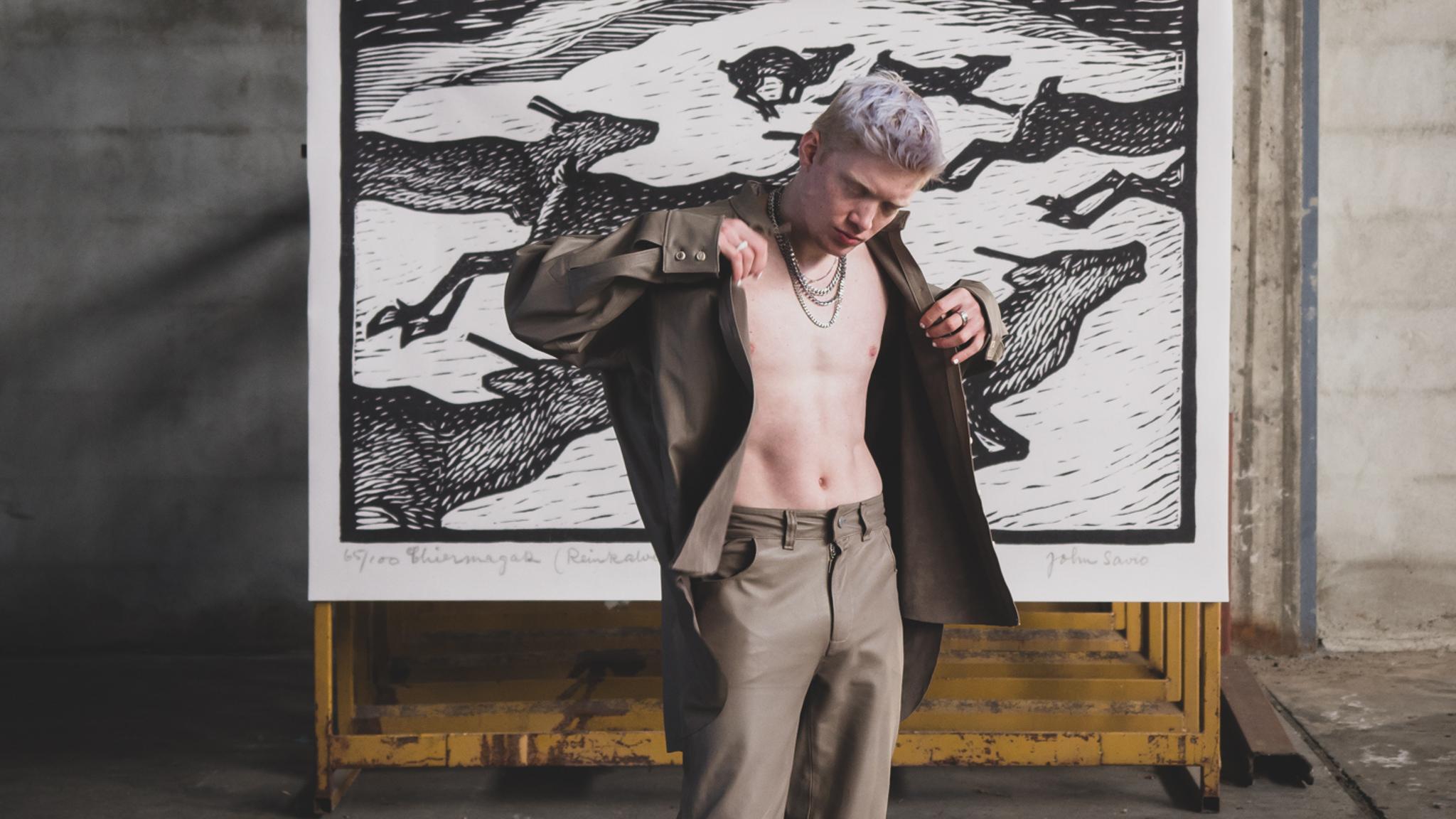 En model i Gobmi klær