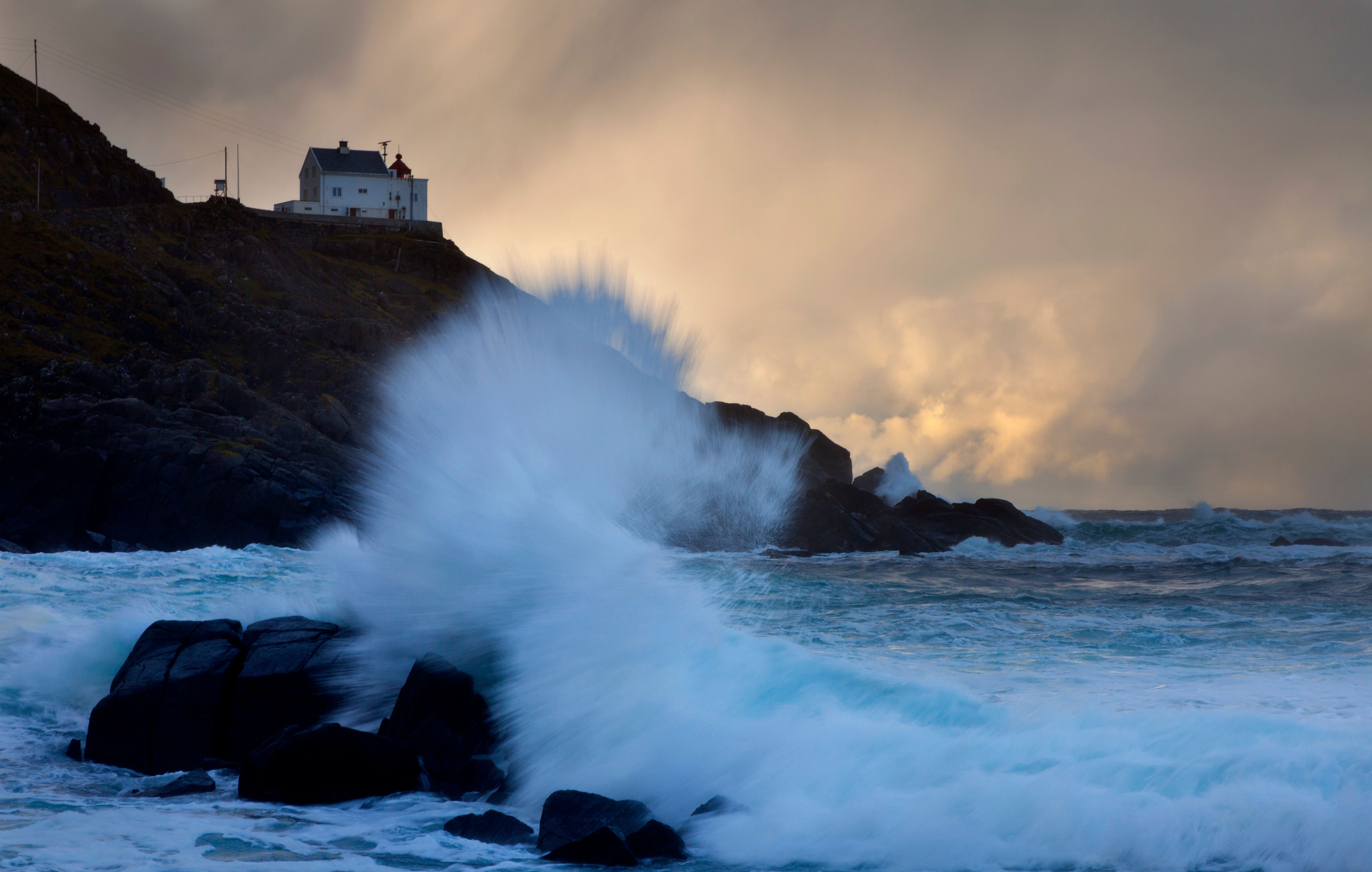 Kråknes fyr setter fra sjøen, Vestlandet, Norge.