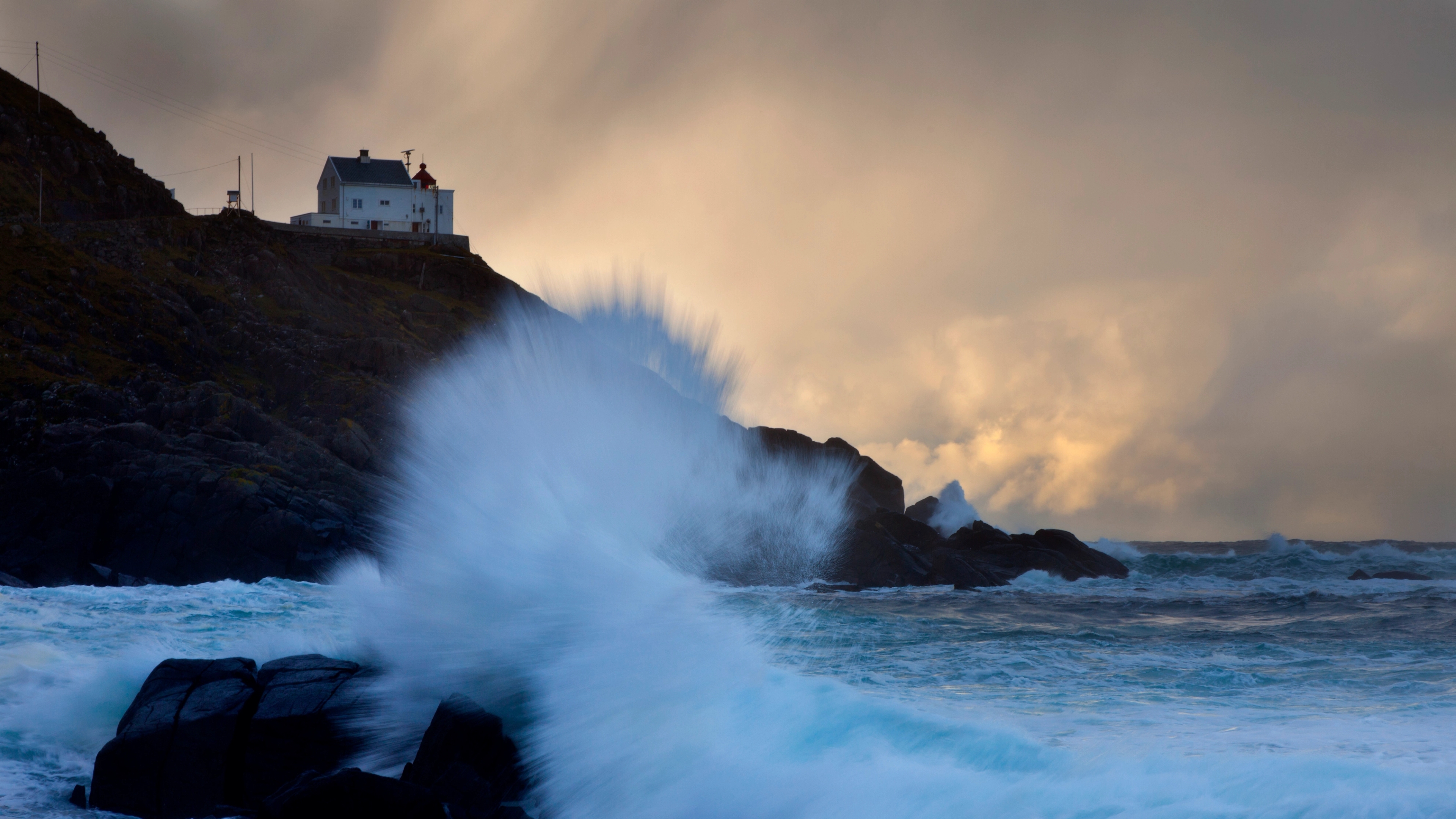 Kråknes fyr setter fra sjøen, Vestlandet, Norge.