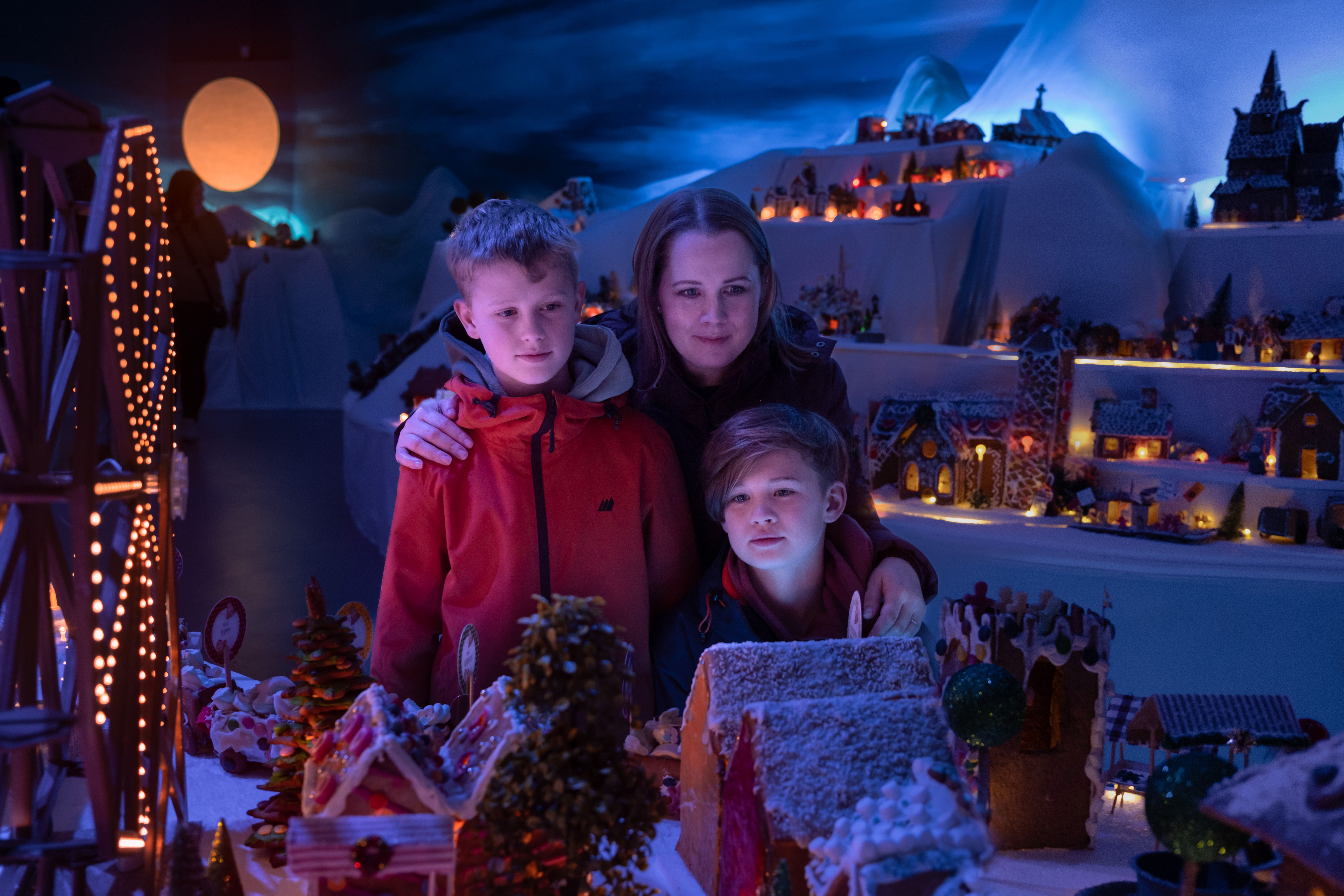 Kids watching the gingerbread town in Bergen.