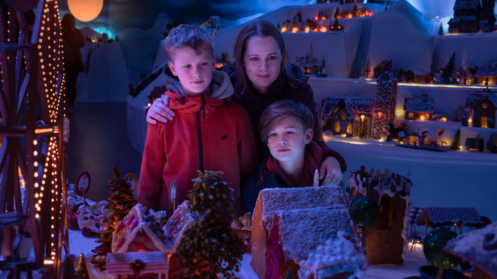 Kids watching the gingerbread town in Bergen.