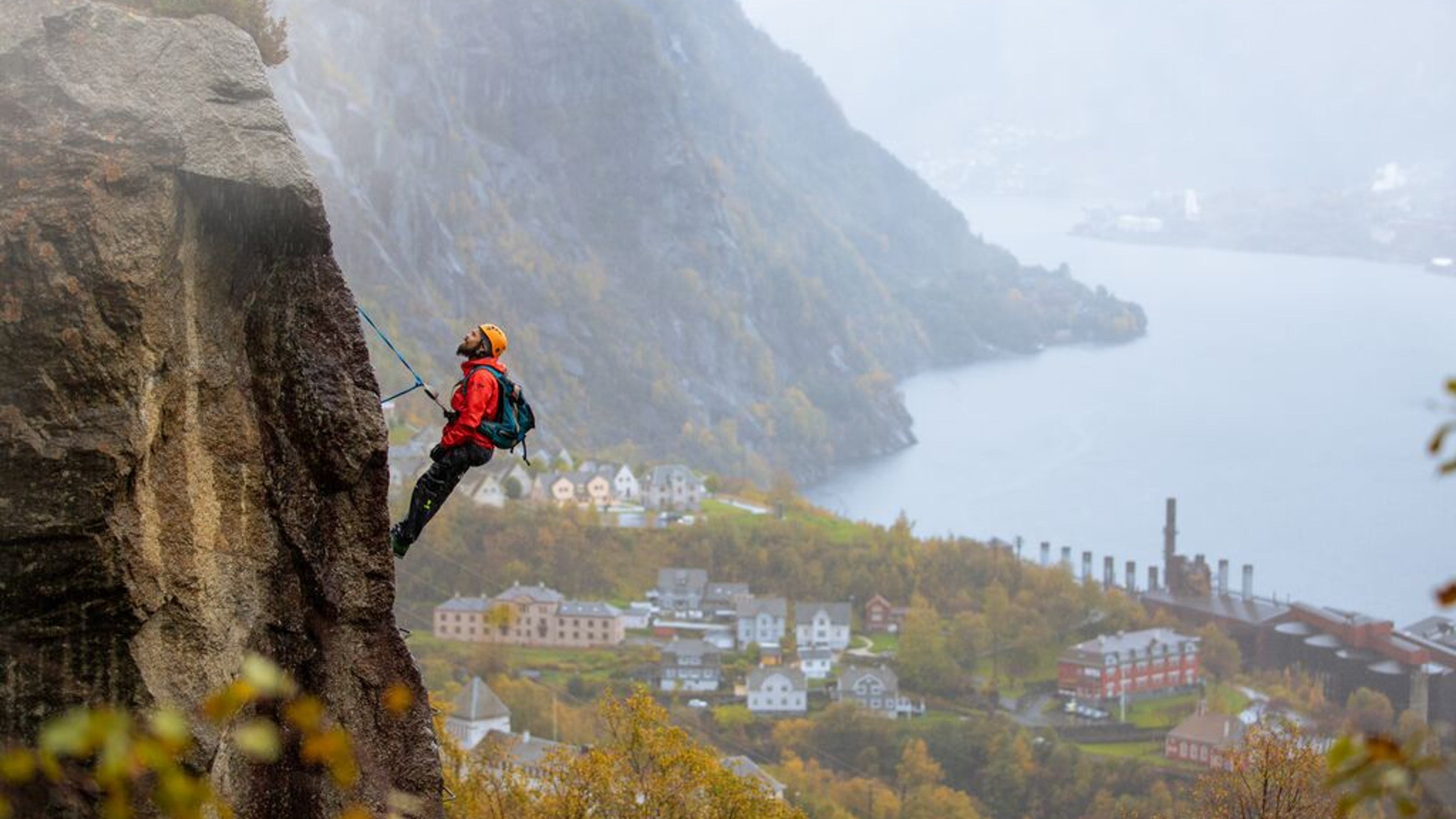 Mann klatrer via ferrata Tyssedal