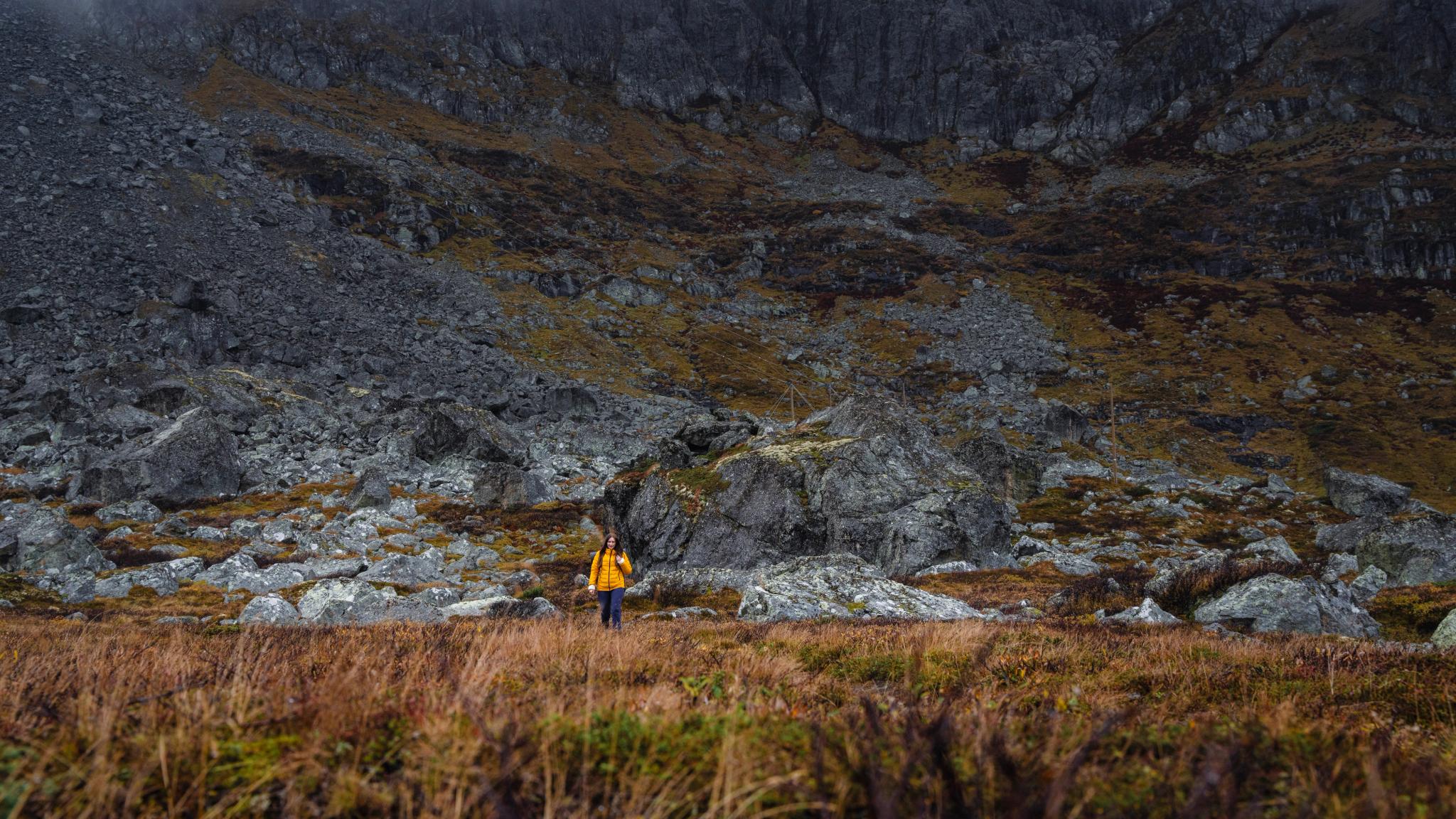 A woman hiking in the mountain in autumn.