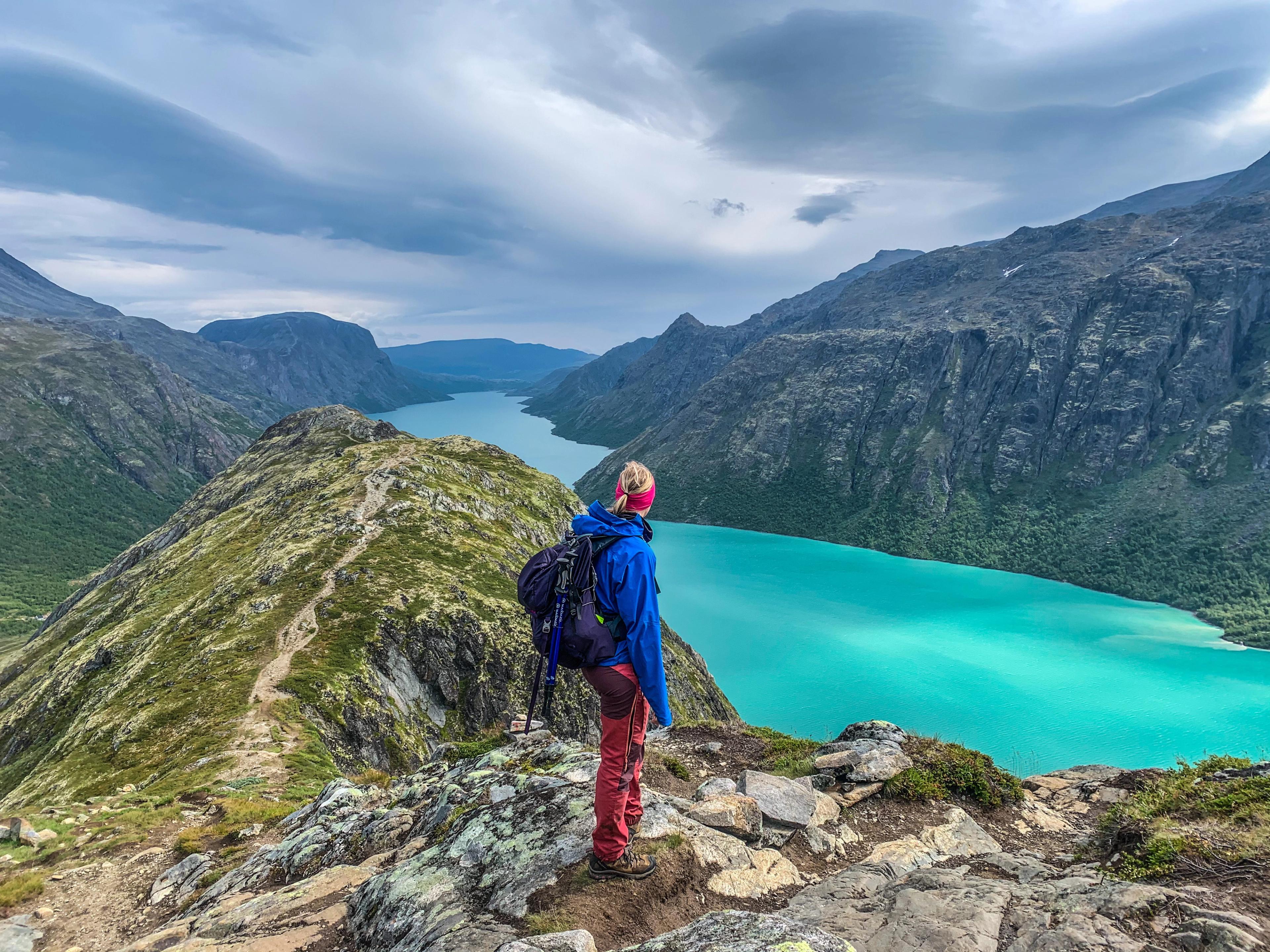 En kvinne på fjelltur som ser utover Gjendevatnet