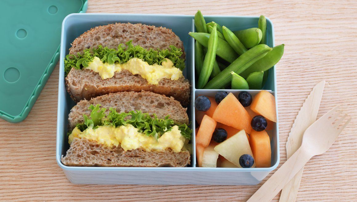 Norwegian packed lunch: Slices of bread with spread and fruits