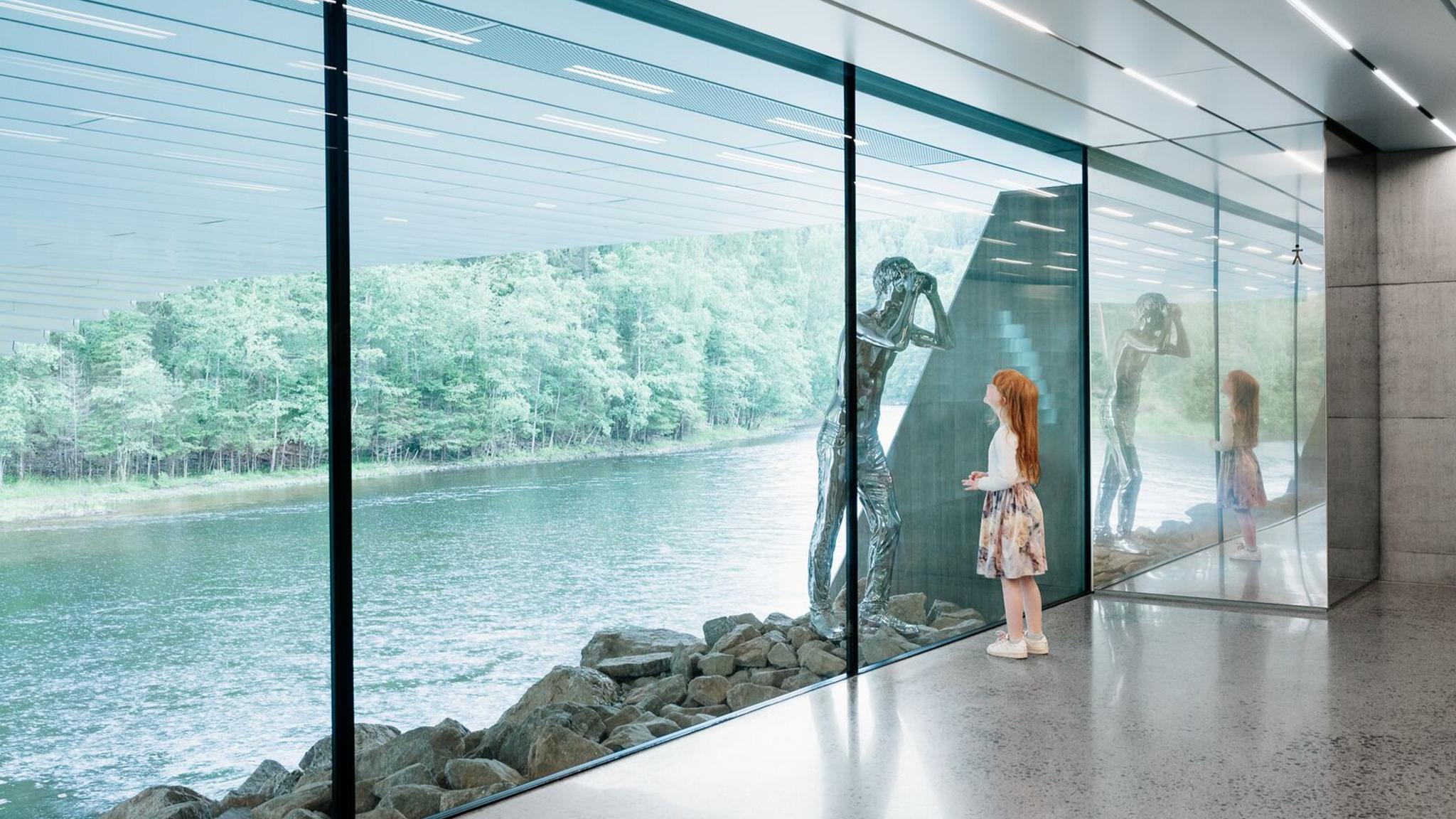 Jente ser på skulptur på The Twist på Kistefosmuseet