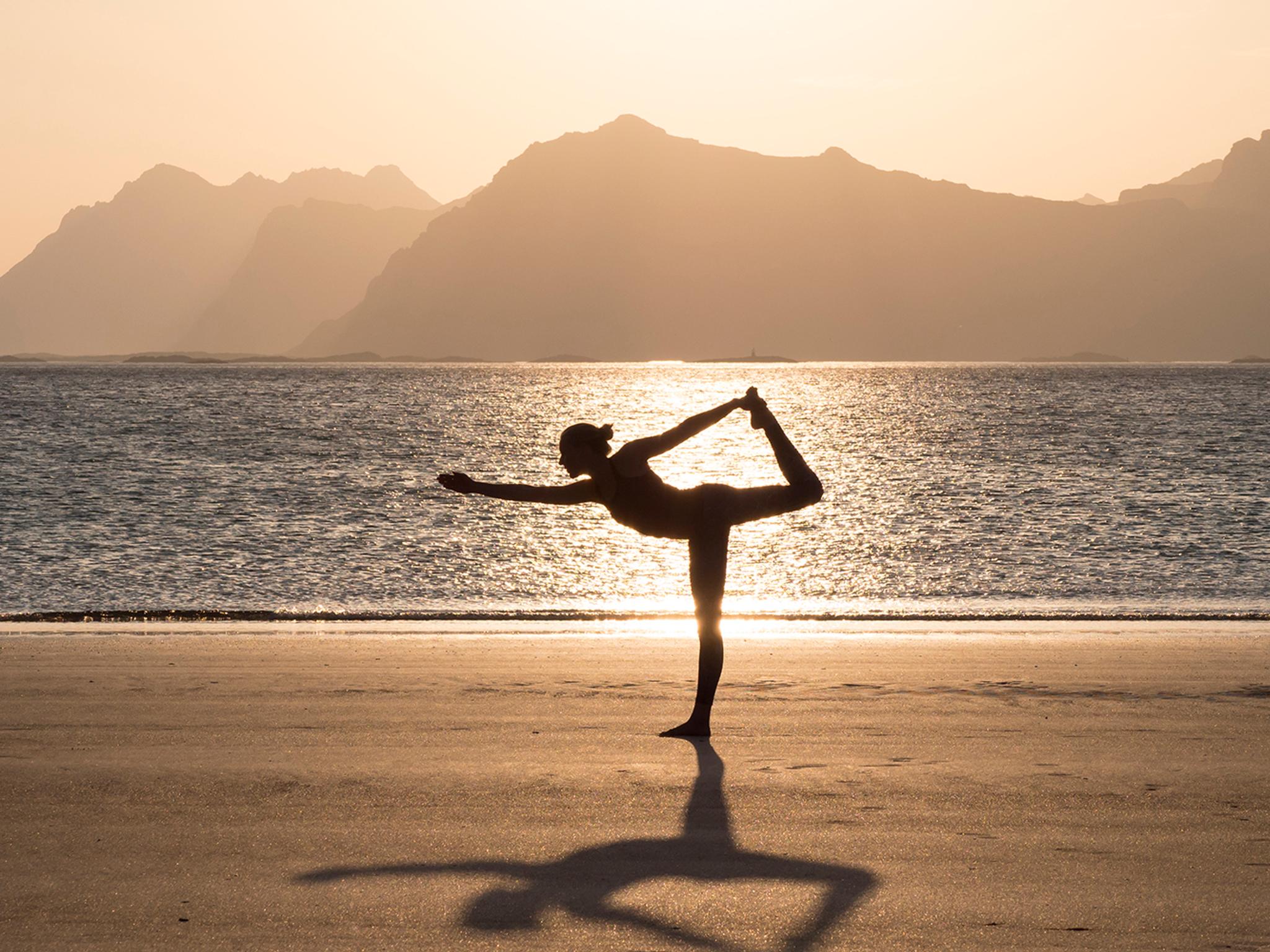 Pratique de yoga dans le silence, sur une plage des Lofoten, en Norvège du Nord