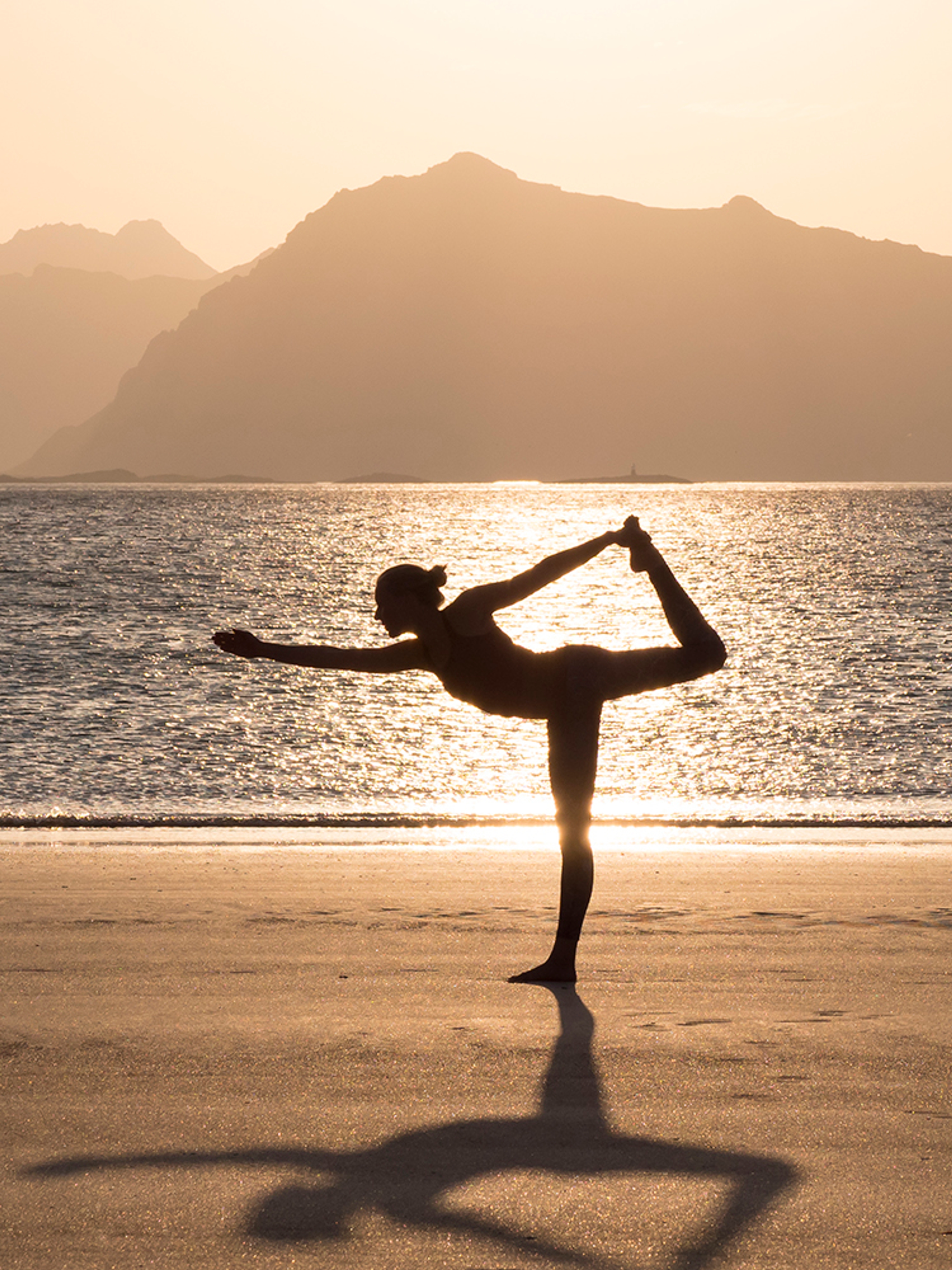 Pratique de yoga dans le silence, sur une plage des Lofoten, en Norvège du Nord