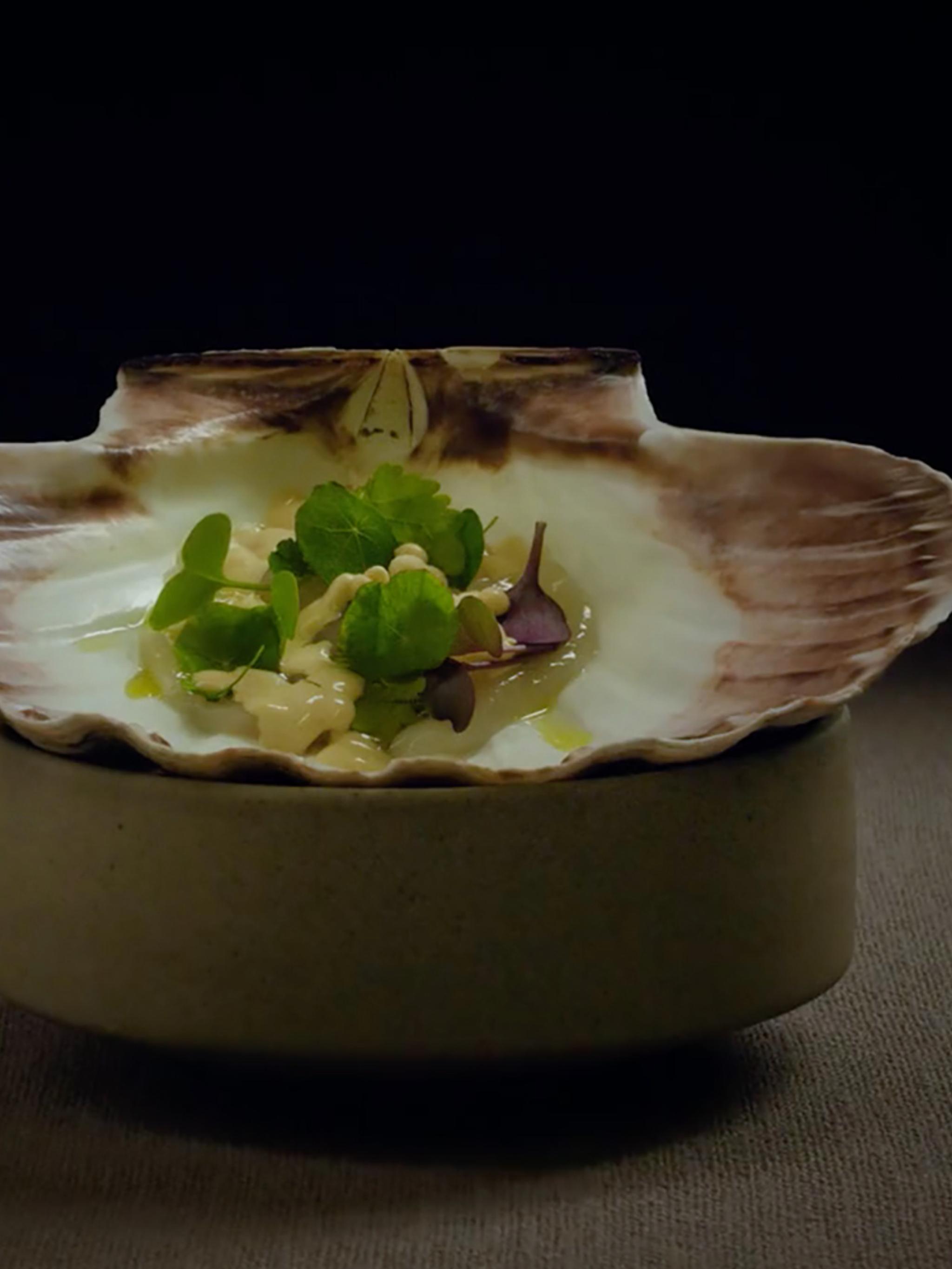 En liten matrett i et skjell på Michelin-restauranten Fagn i Trondheim