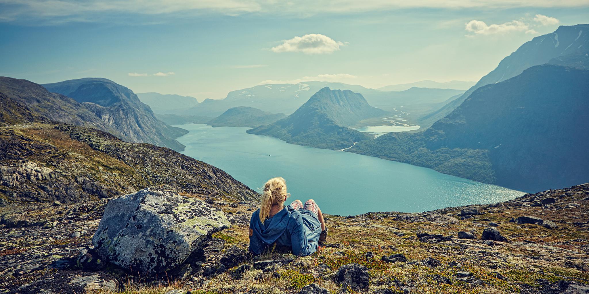 En dame nyter utsikten over Gjendevatn i Jotunheimen