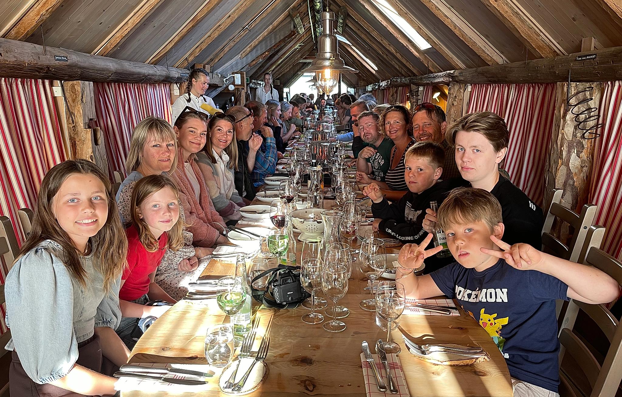 En stor familie pluss venner skal på familieferie til gården Brimi Sæter i Lom