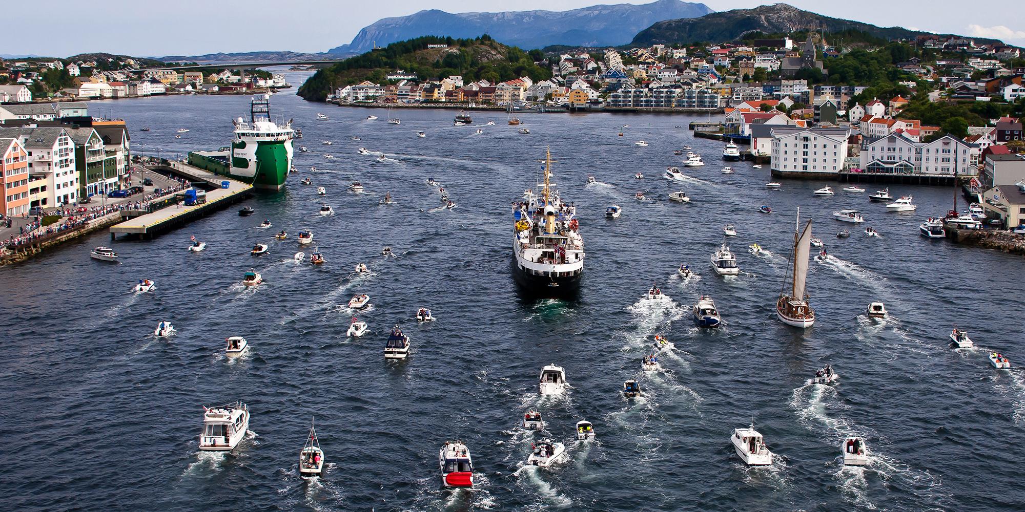 Mange både og skibe sejler ind i havnen i Kristiansund i Fjord Norge