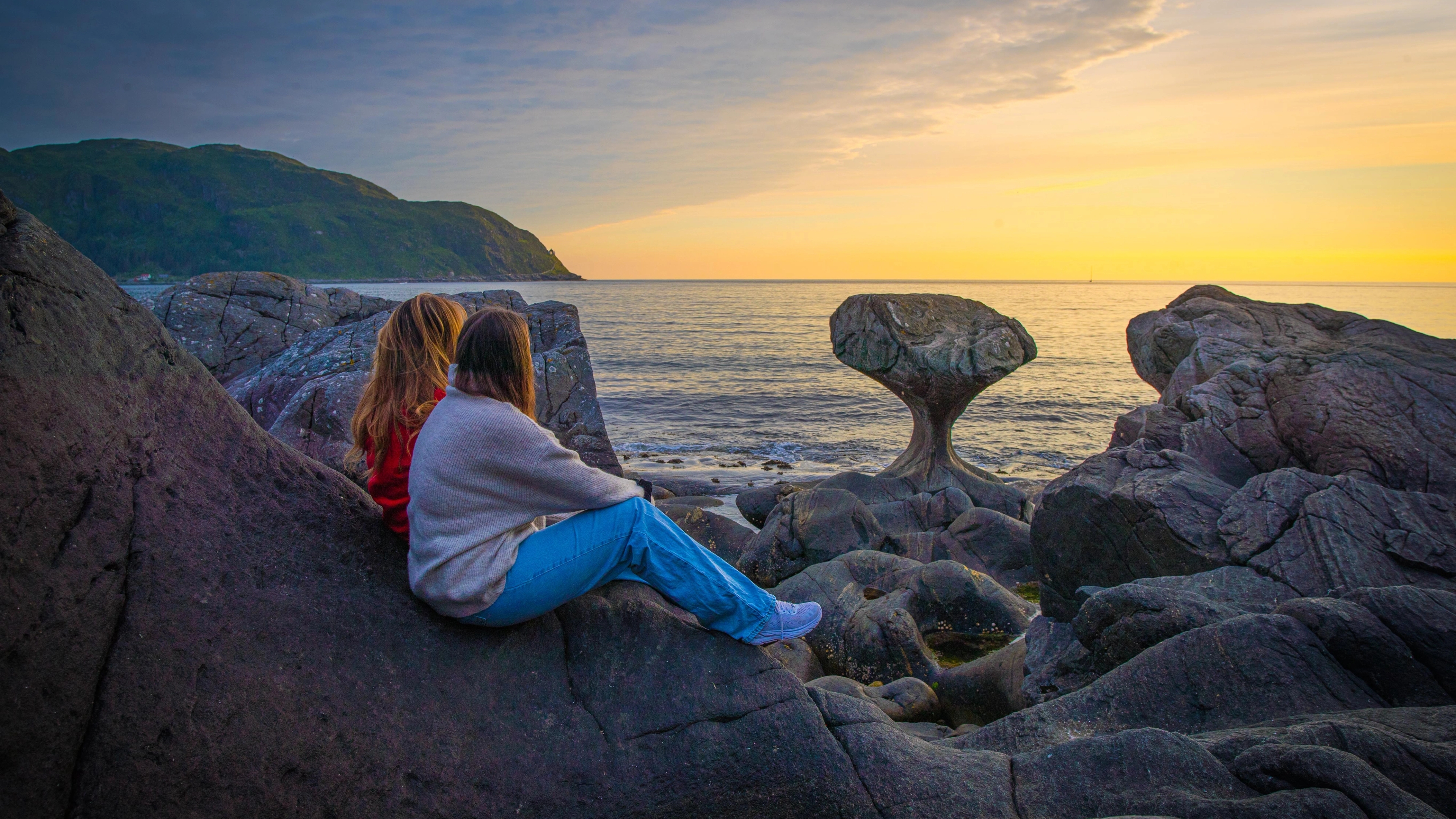 Two girls looking at the special rock Kannesteinen