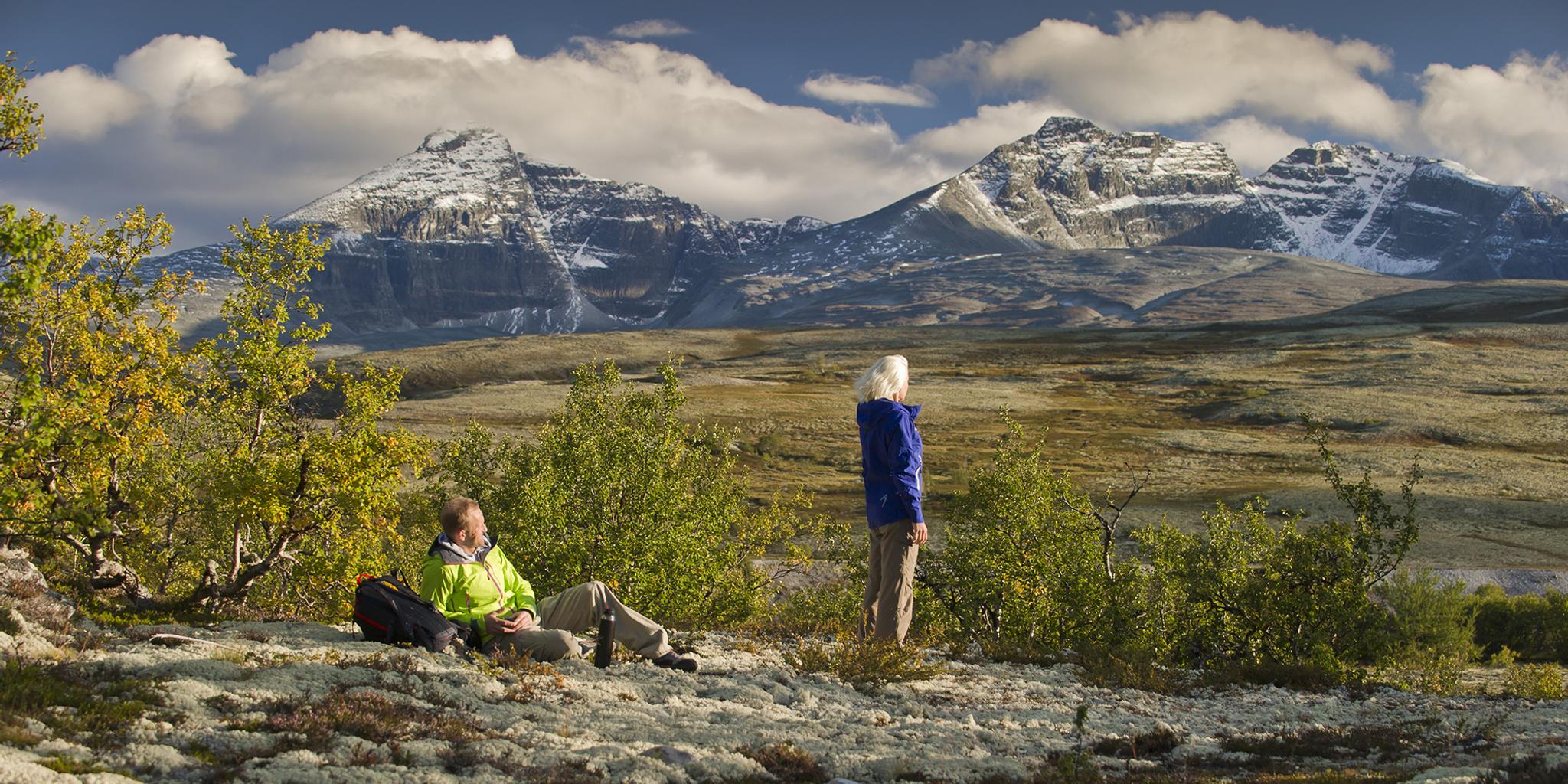 Due persone fanno una sosta durante un’escursione sui monti Rondane, Norvegia orientale