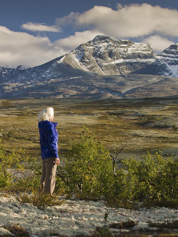 To personer tager en pause på en vandretur i Rondane, Norge