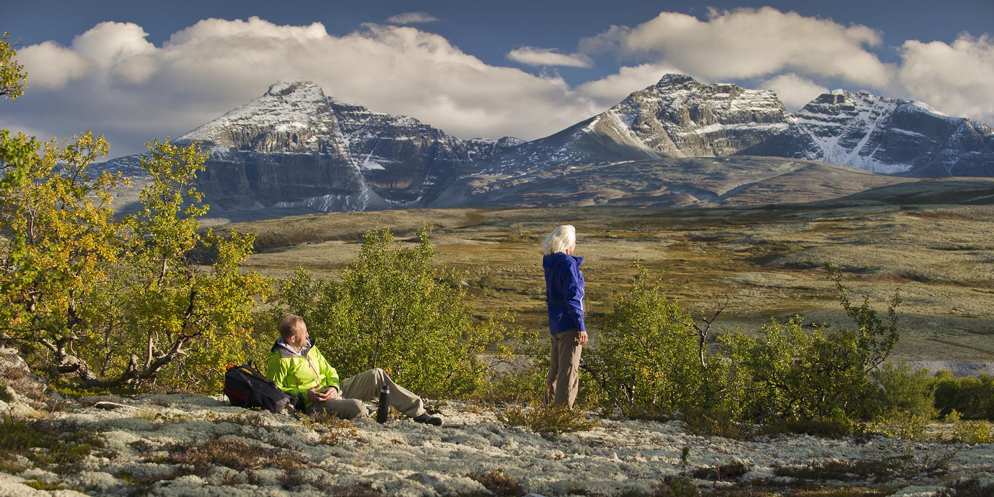 To personer tager en pause på en vandretur i Rondane, Norge