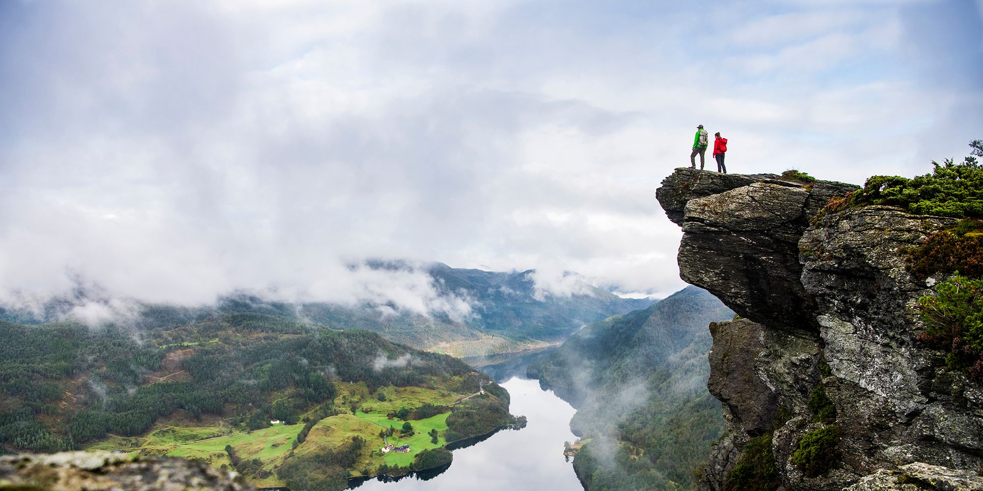 Twee mensen die het uitzicht bewonderen vanaf de top van Himakånå in Haugalandet in Fjord-Noorwegen