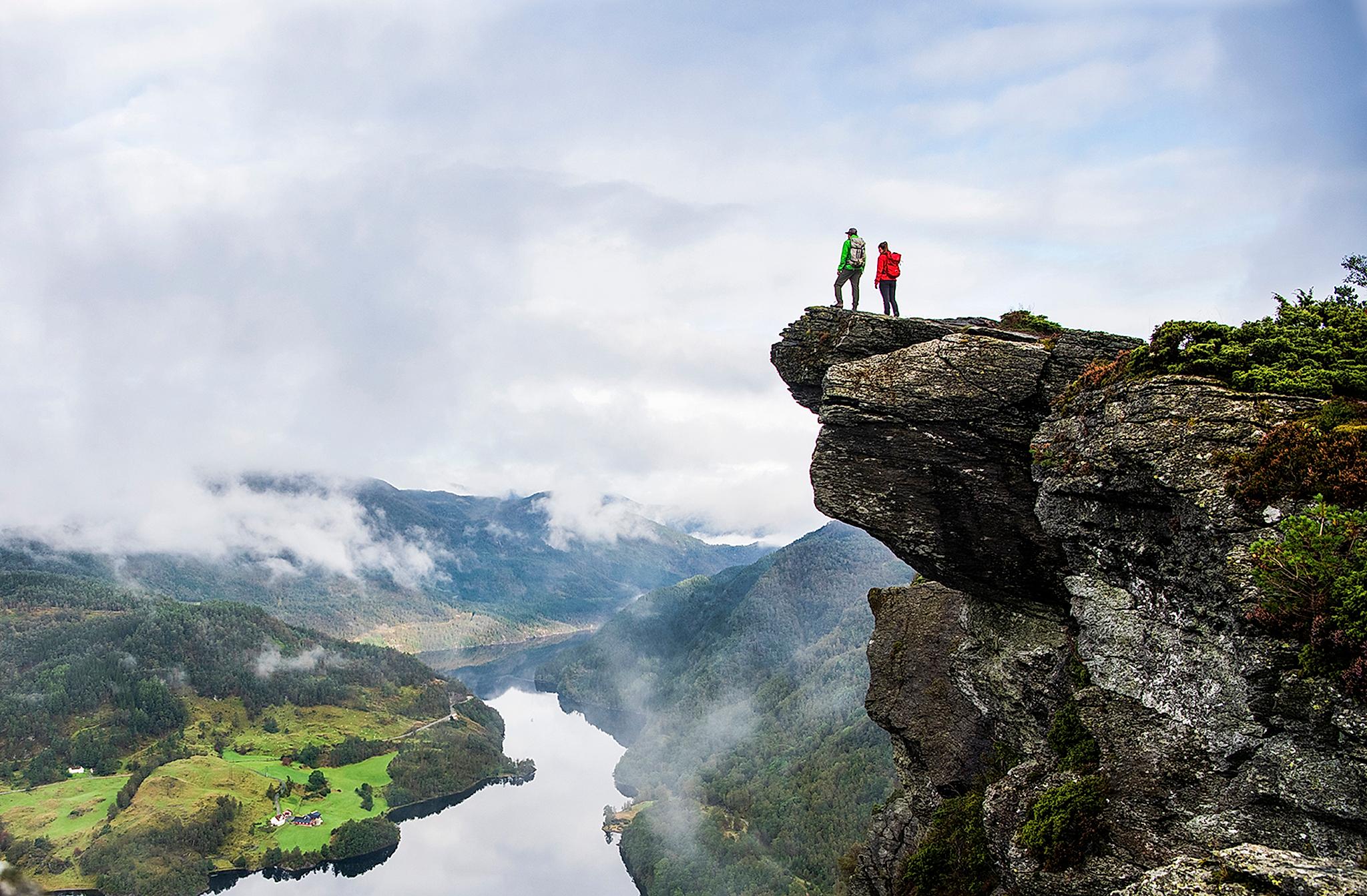 Två personer beundrar utsikten från toppen av Himakånå i Haugalandet i Fjord Norge (Vestlandet)