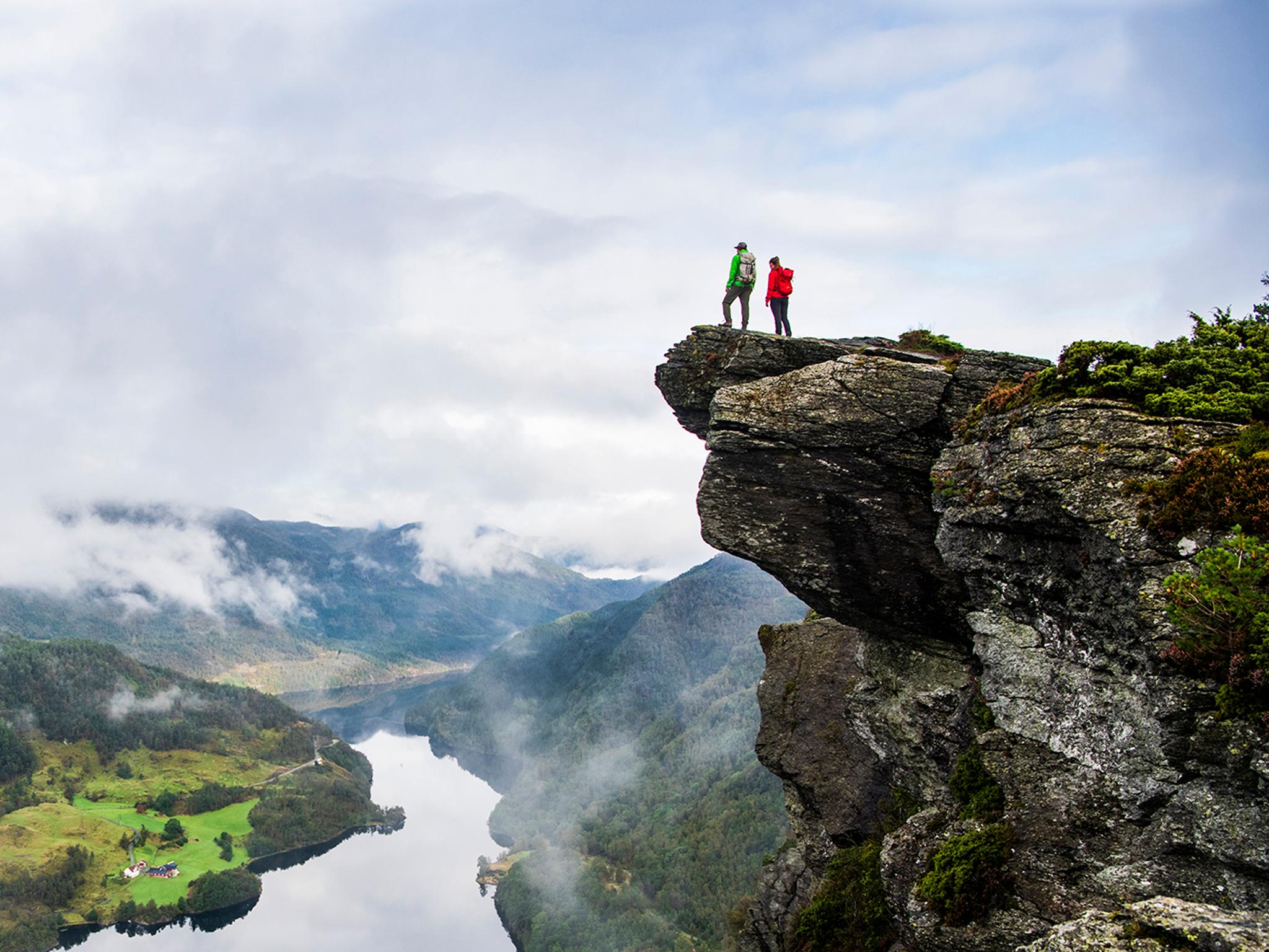 Två personer beundrar utsikten från toppen av Himakånå i Haugalandet i Fjord Norge (Vestlandet)