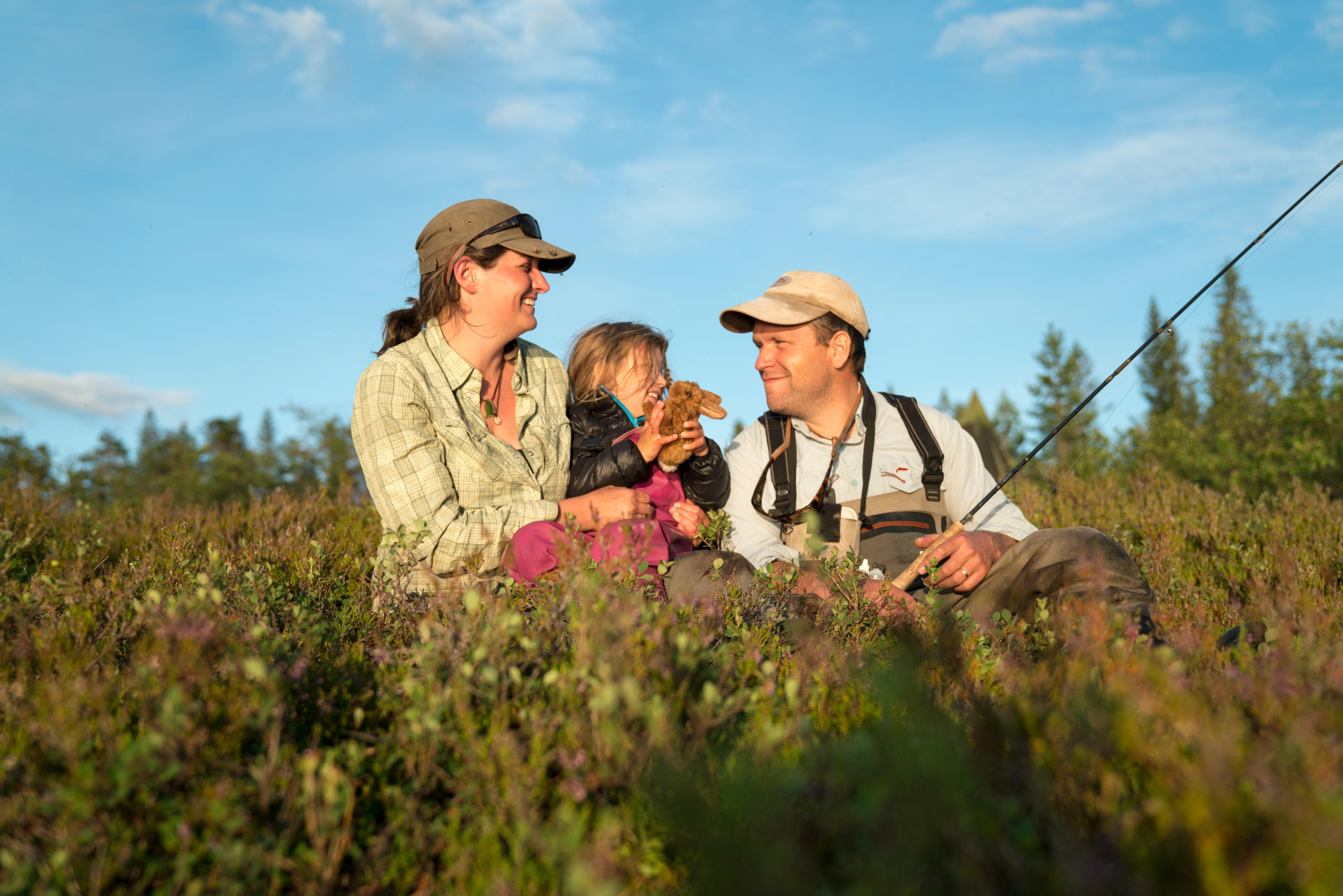 Eine dreiköpfige Familie fischt im ostnorwegischen Berggebiet Blefjell in Ostnorwegen.