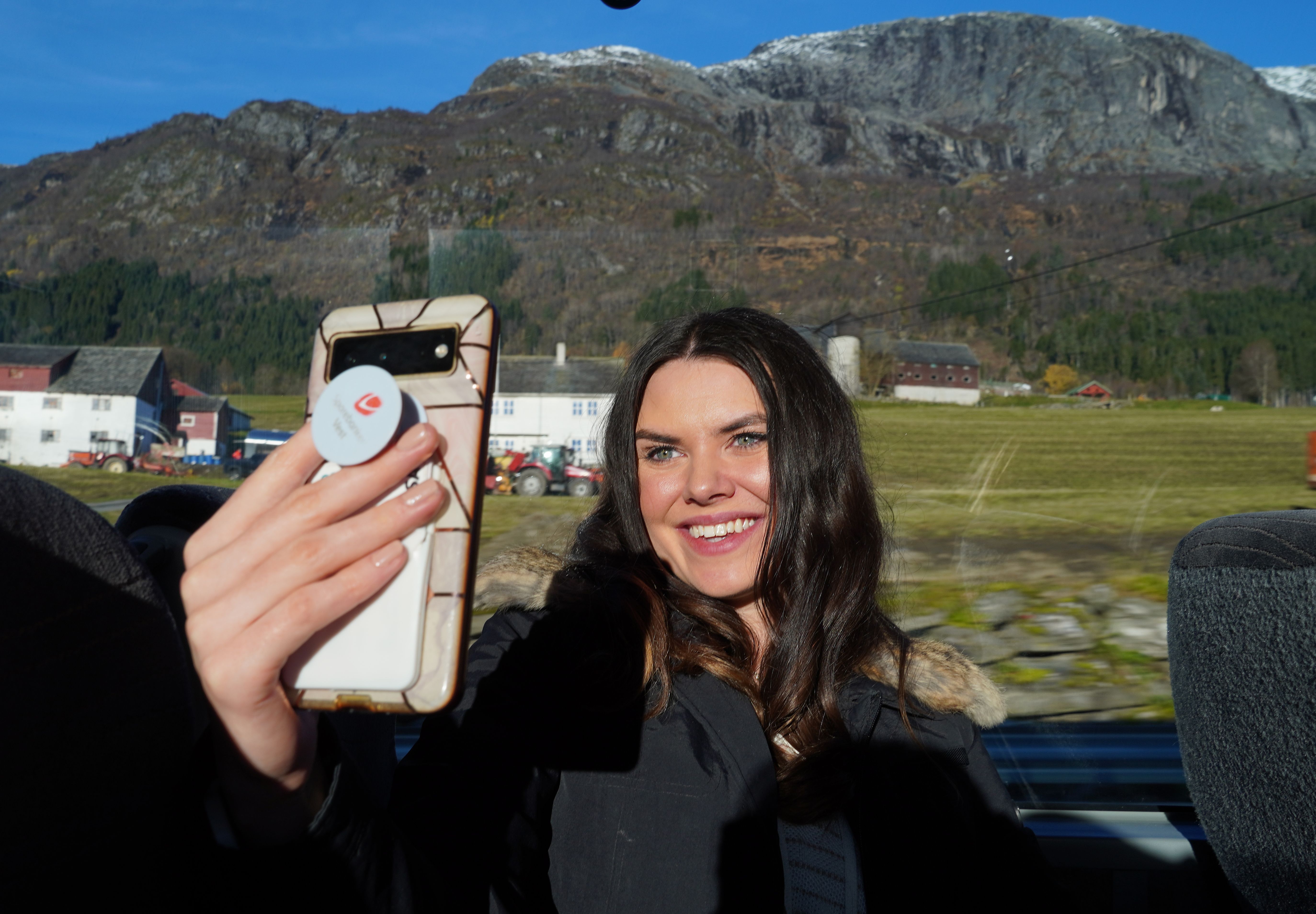 Kvinne tar selfie på en buss