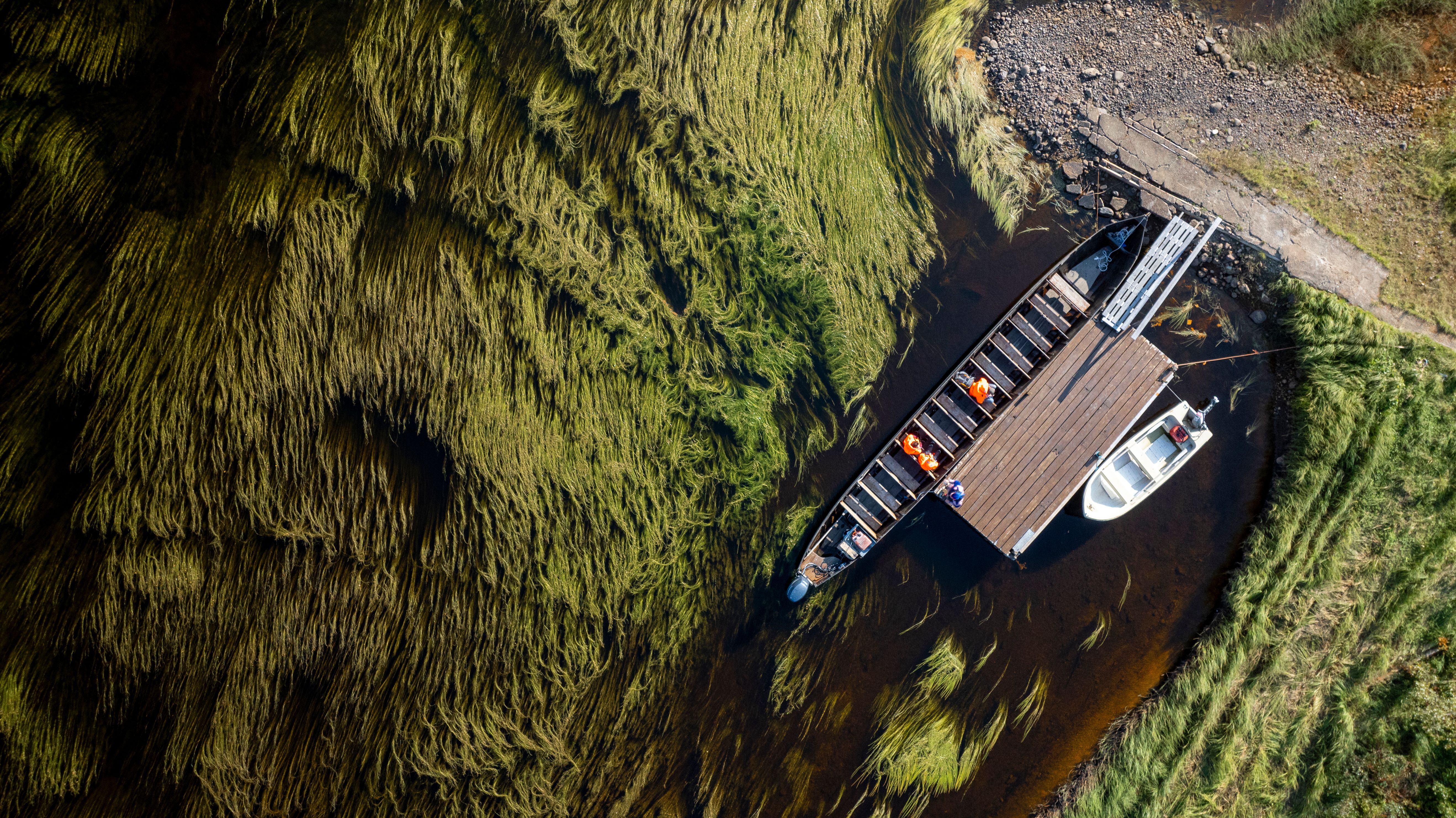 Overview of an almost 15 metre long river boat in Maze.