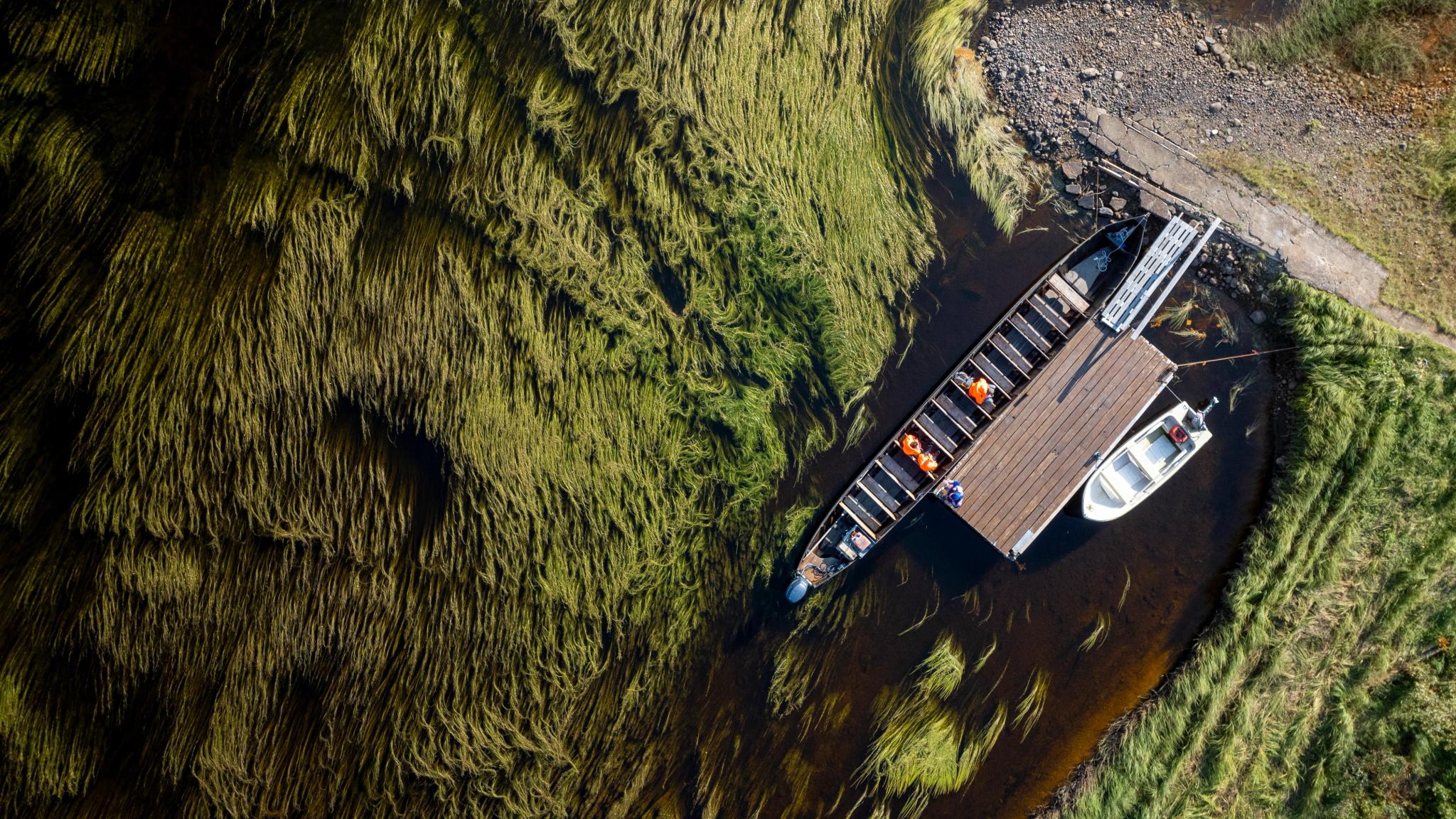 Overview of an almost 15 metre long river boat in Maze.