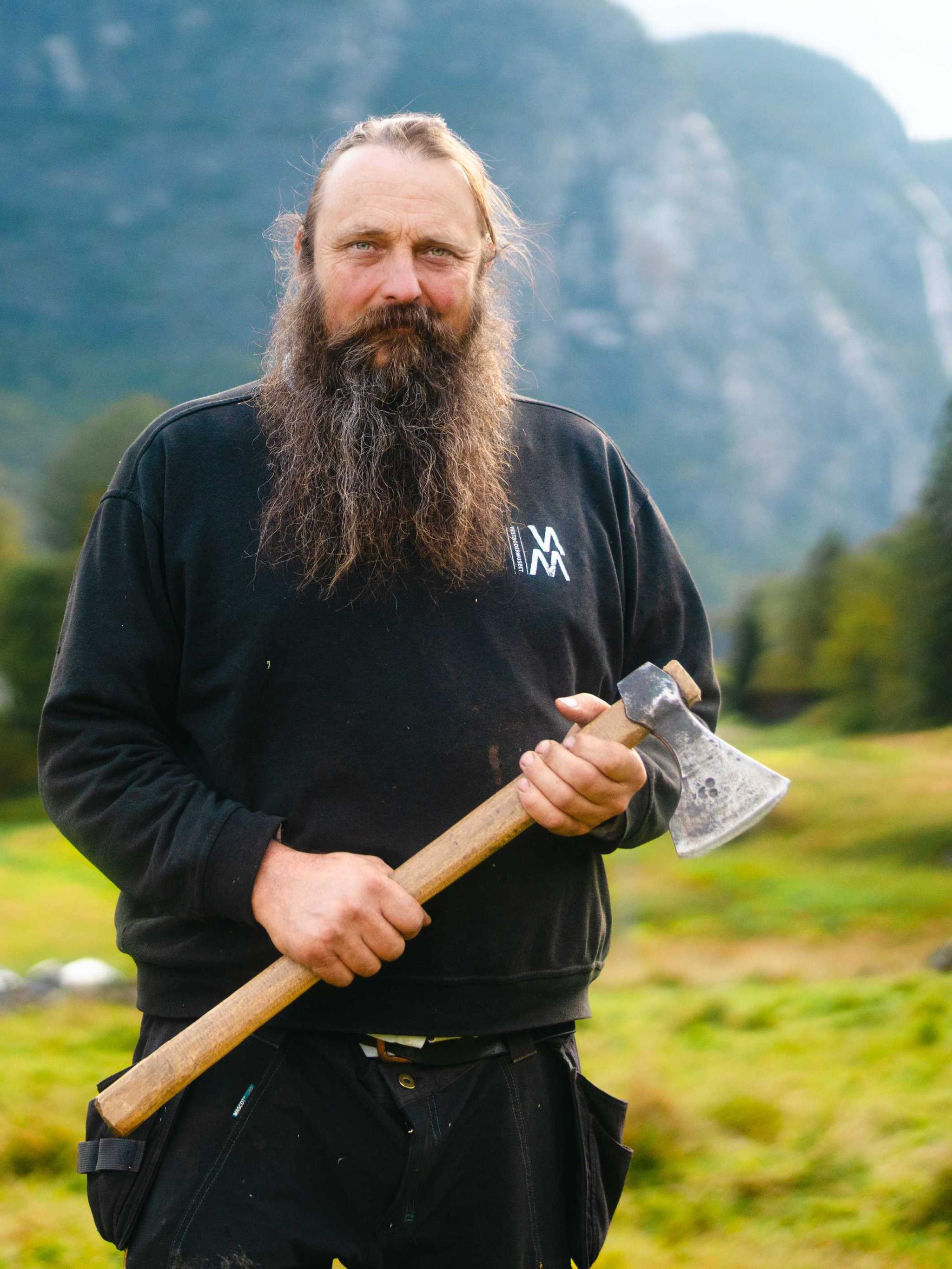 Håndverker Øyvind Mauren på Setesdal stavkirke-prosjektet