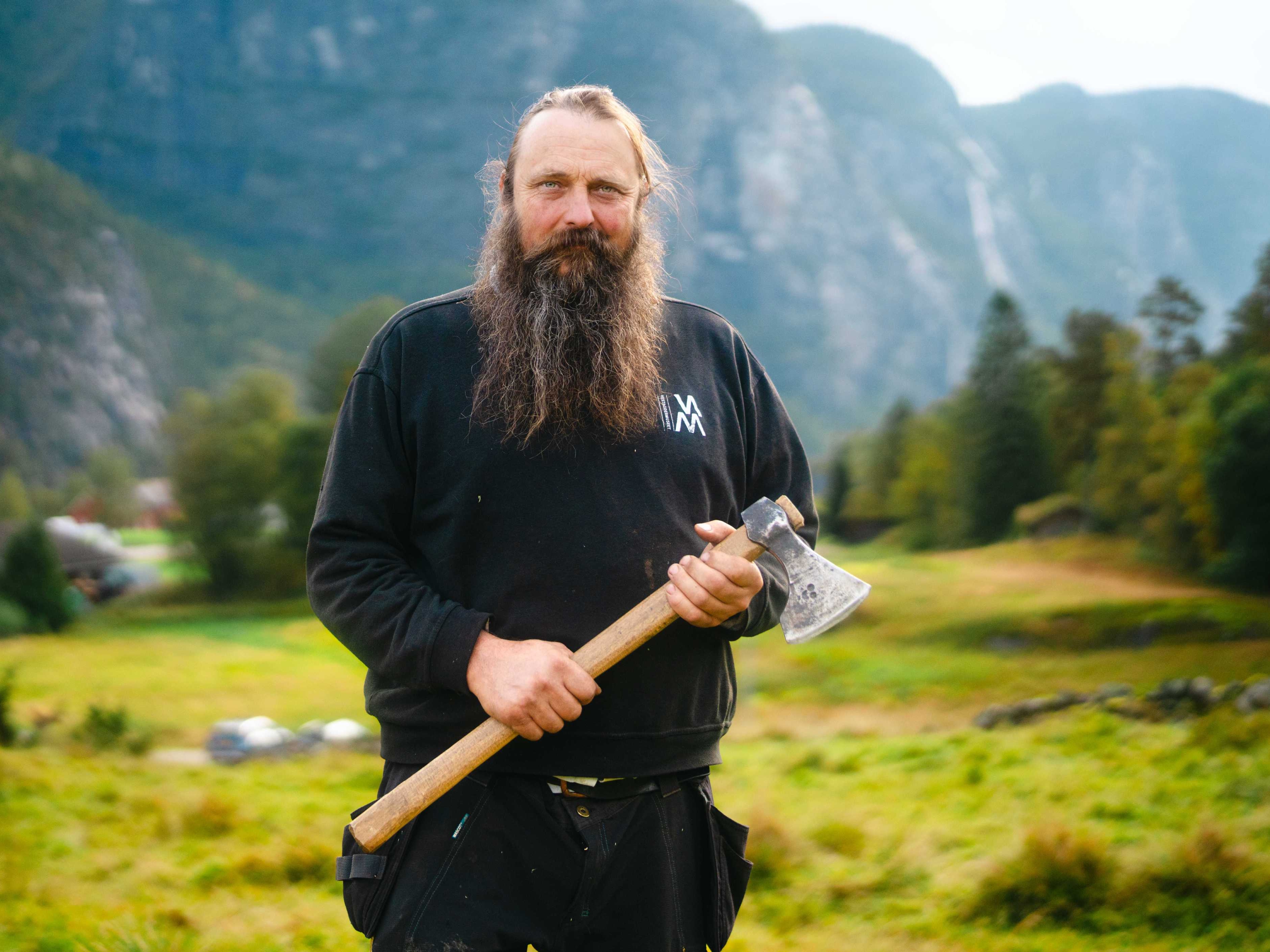 Håndverker Øyvind Mauren på Setesdal stavkirke-prosjektet