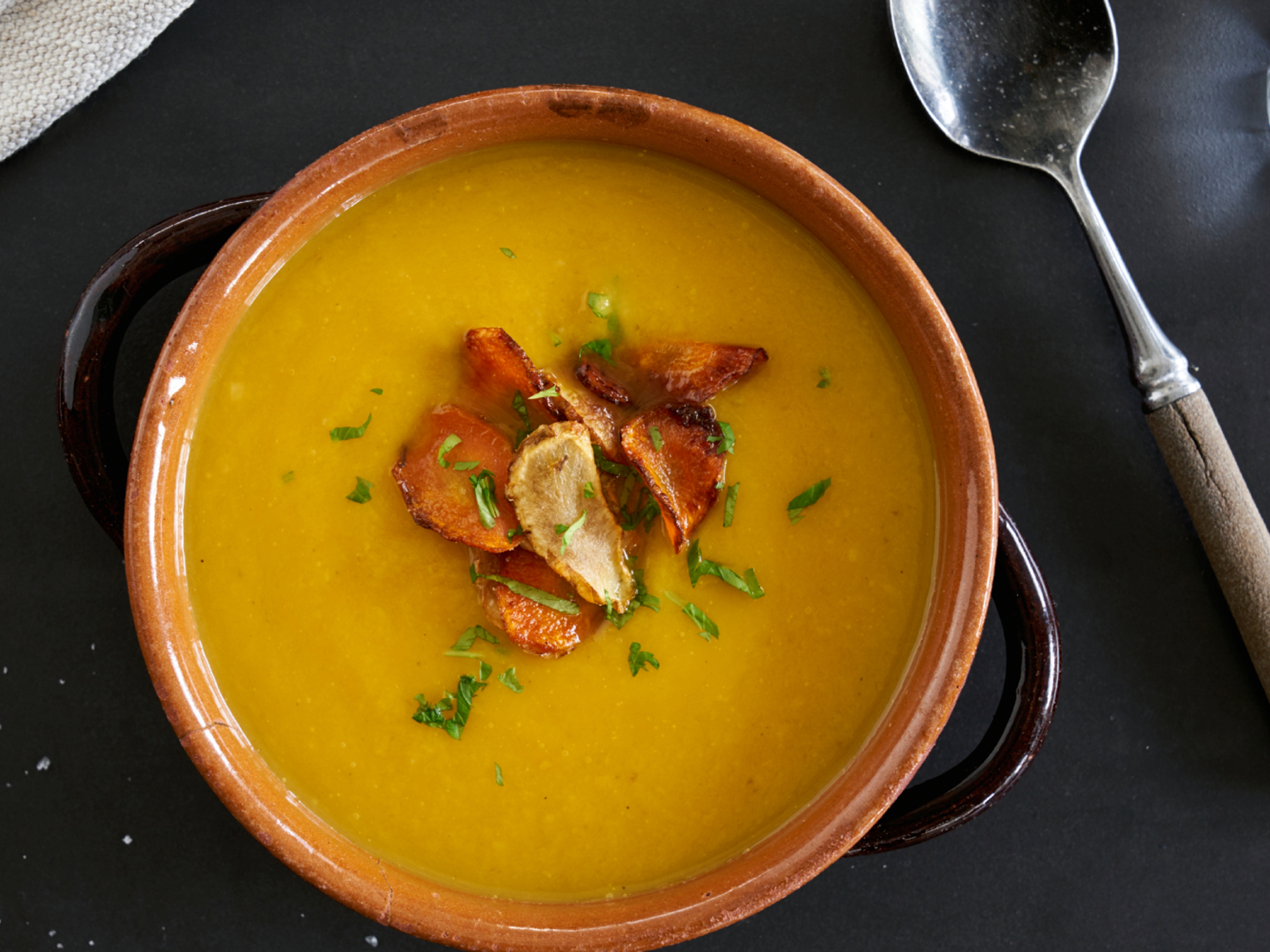 Suppe i en bolle på et bord.