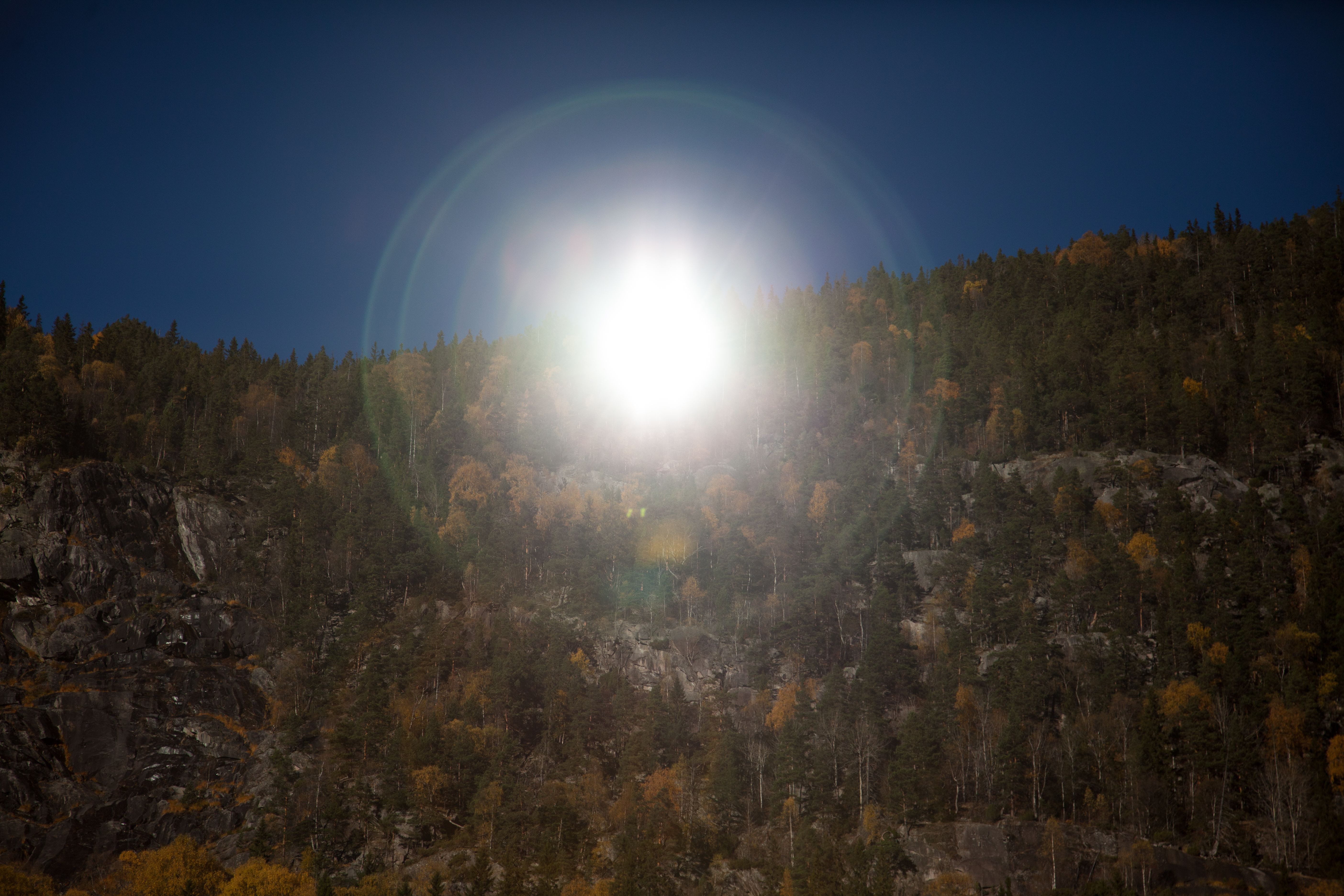 Die Sonnenreflexion vom Sonnenspiegel bei Rjukan in der Telemark, Ostnorwegen