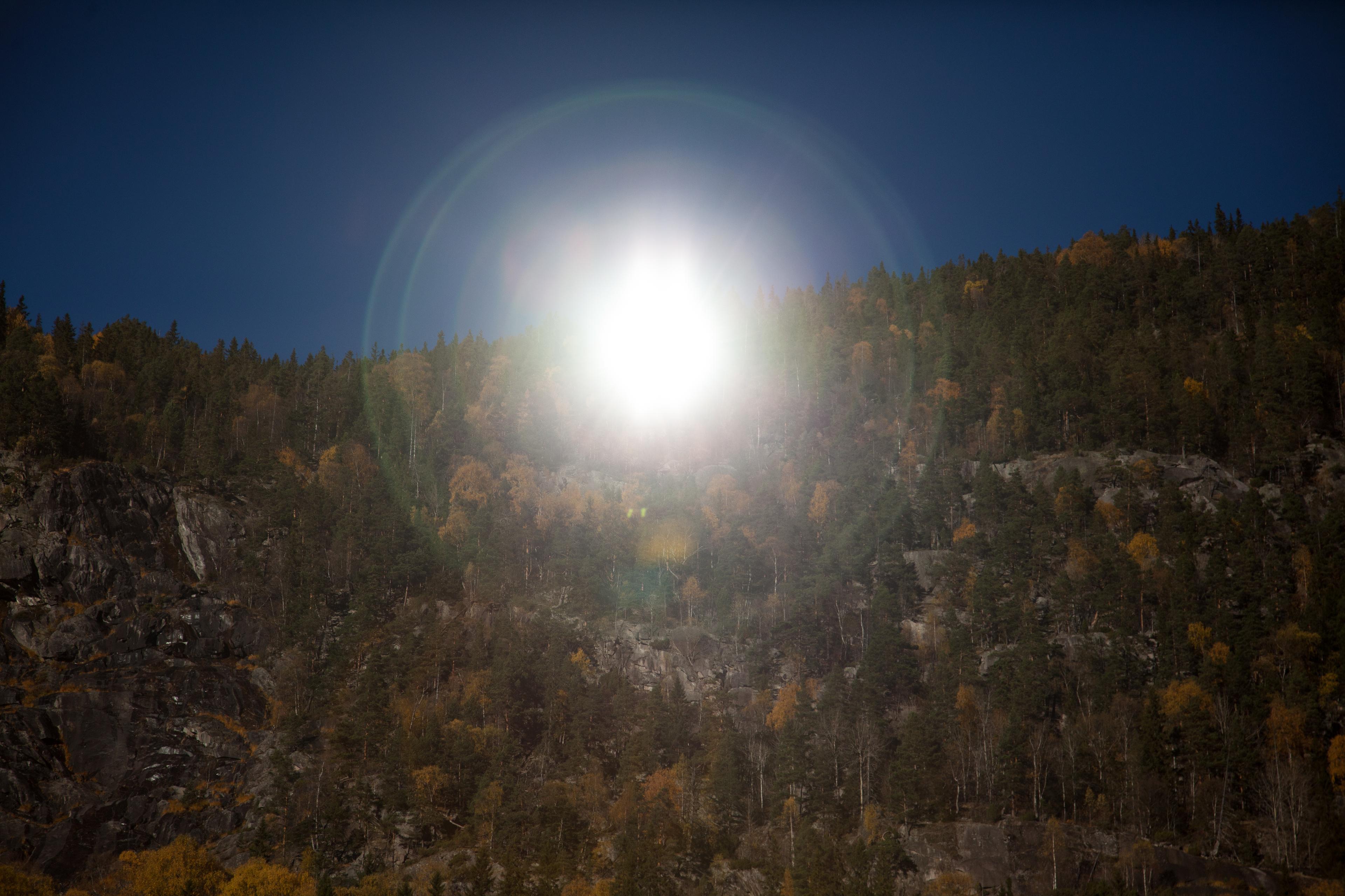 De reflectie van de zon van de zonnespiegel in Rjukan, Telemark, Oost-Noorwegen