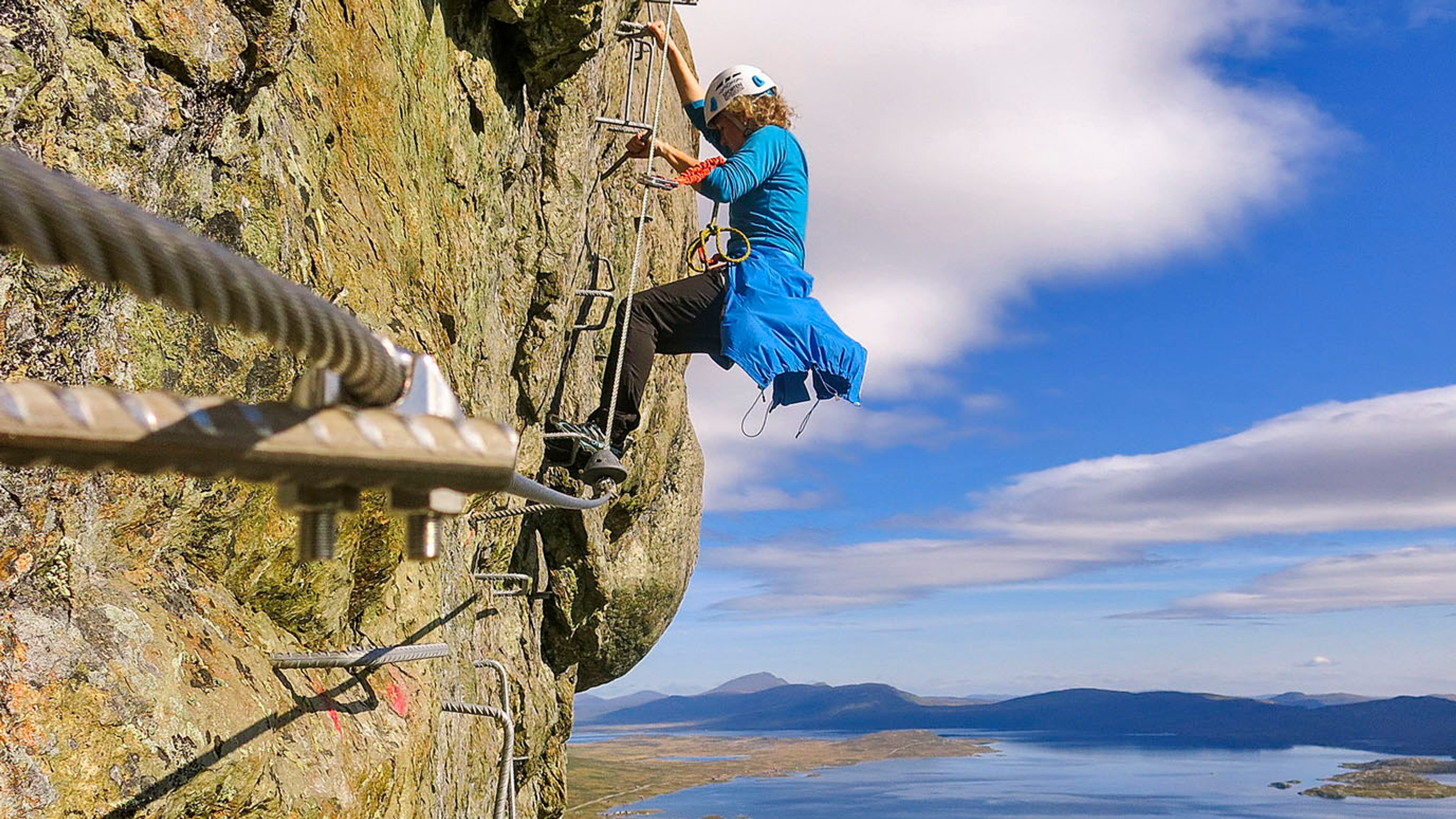 Kvinne klatrer Synshorn Via Ferrata