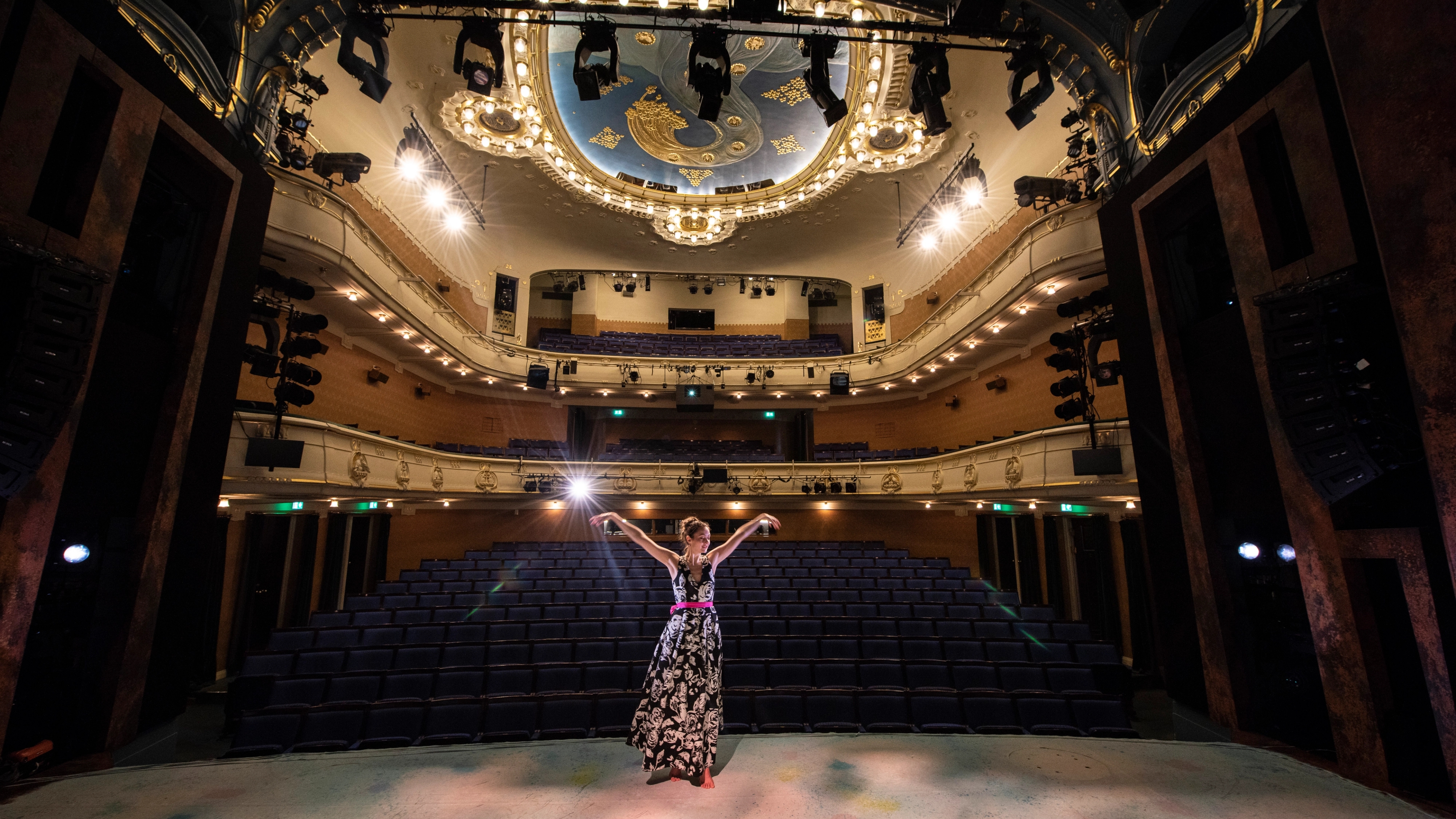 Kvinner danser på Nationaltheatrets scene i Bergen