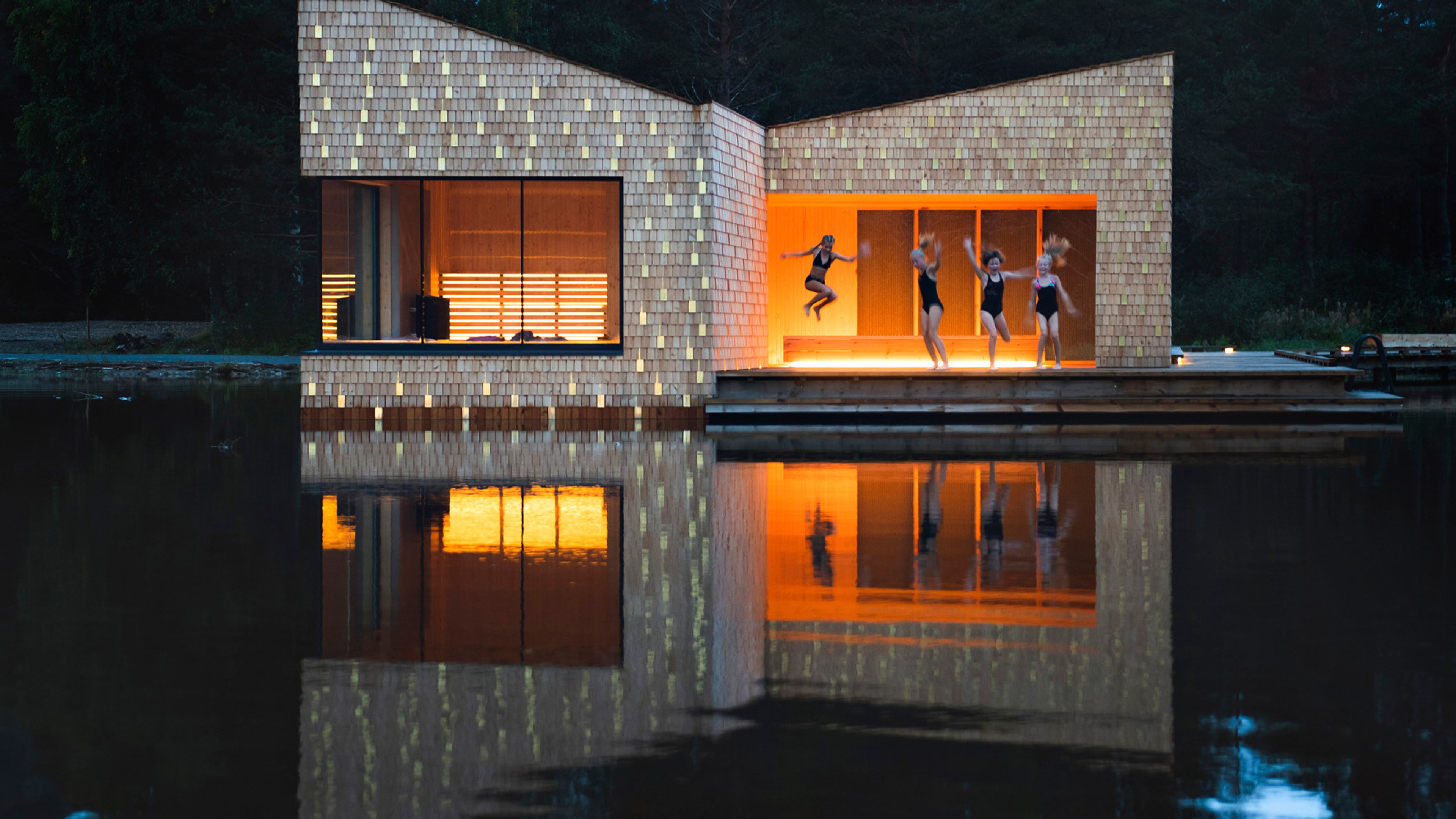 4 Mädchen erleben den norwegischen Herbst in der Soria Moria Sauna in der Telemark