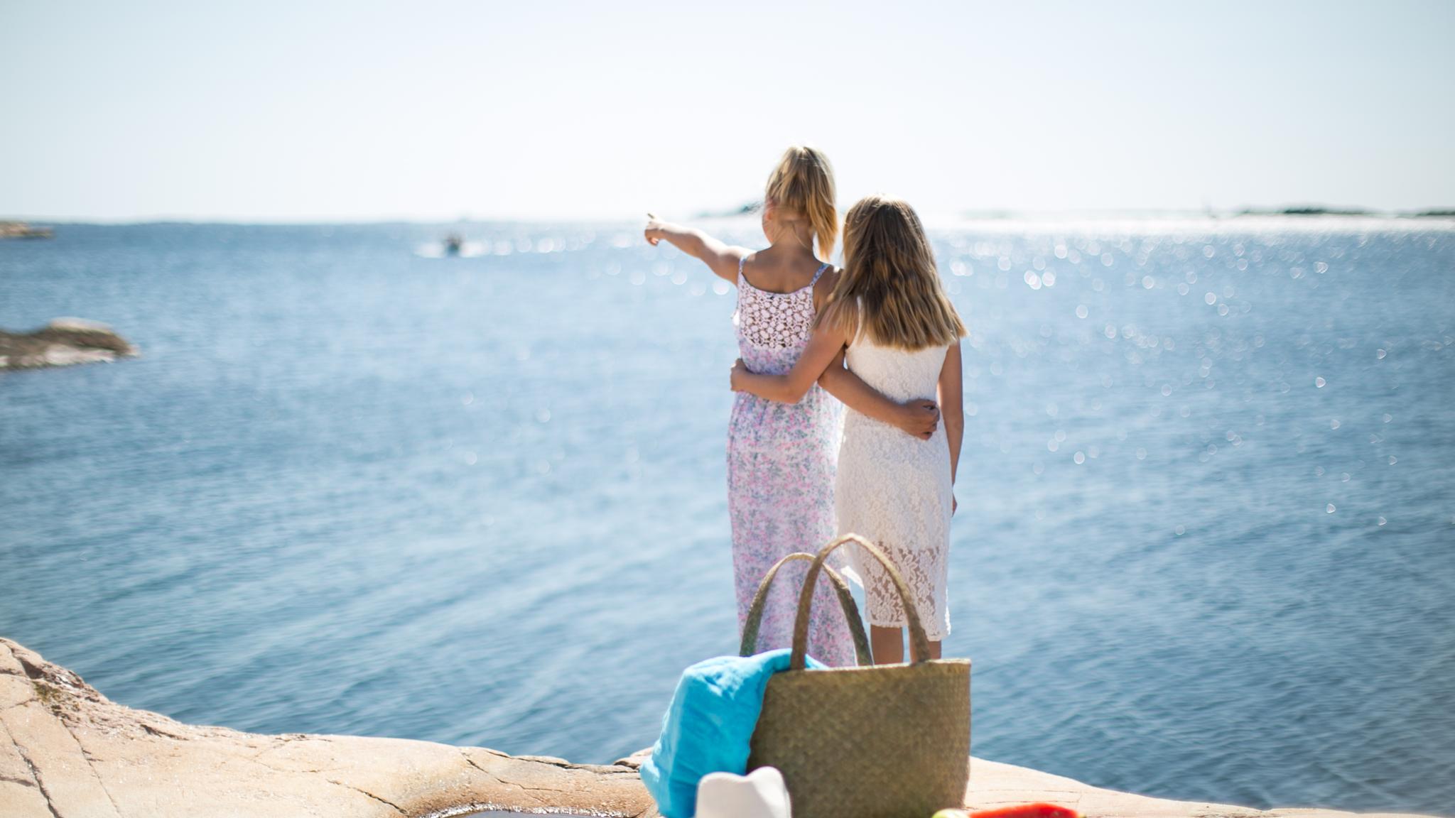 Två flickor vid havet en sommardag i Sørlandet (södra Norge)