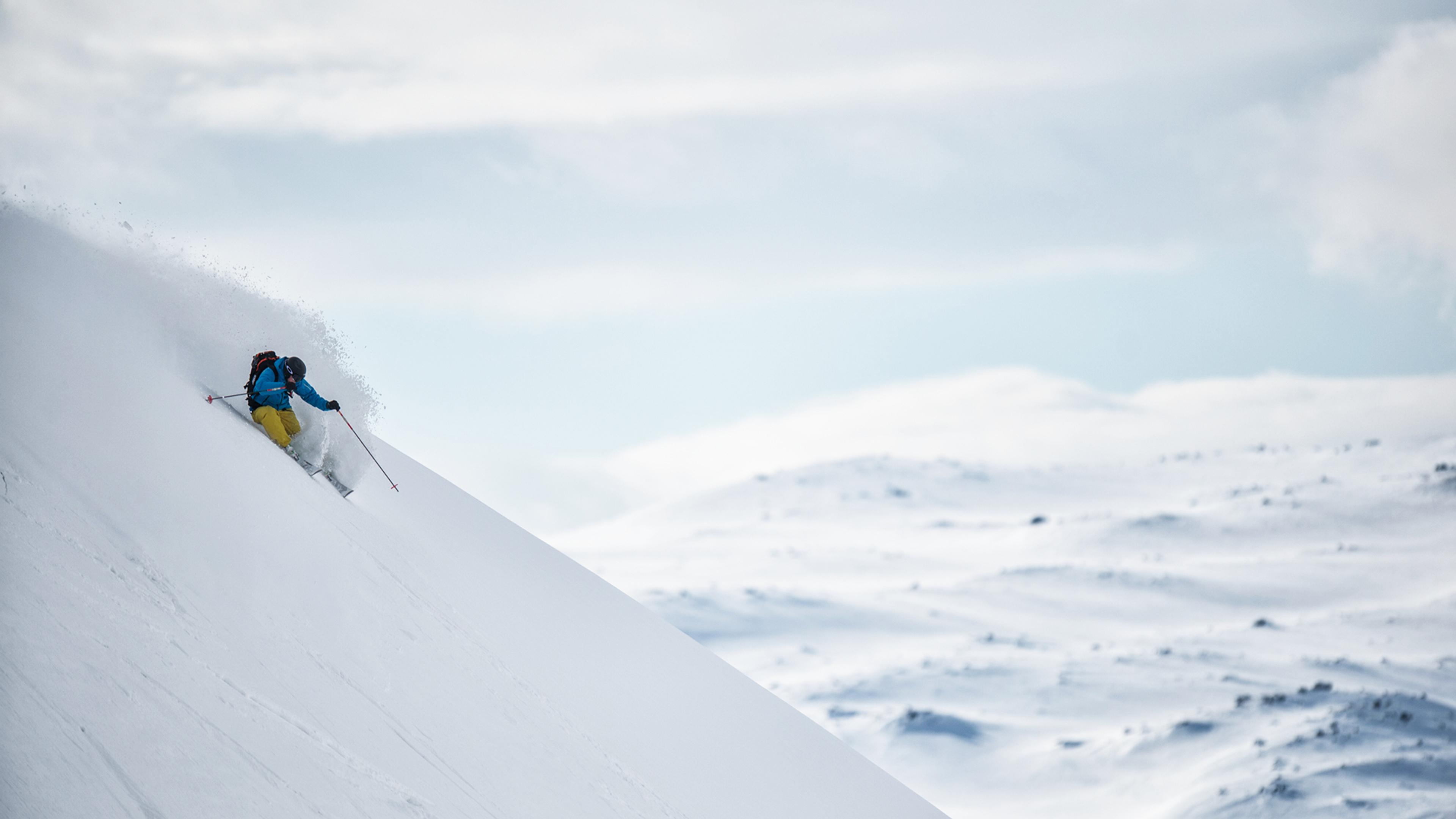 Skier going off piste in Valdres