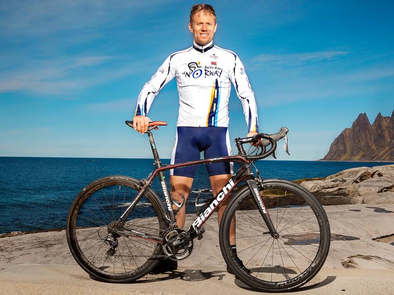 El ciclista noruego Thor Hushovd posa para la foto junto a su bicicleta vistiendo un maillot de la Carrera del Ártico.